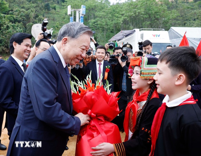 tong-bi-thu-va-thu-tuong-du-le-khoi-cong-dong-tho-dong-loat-cac-truong-noi-tru-lien-cap-bien-gioi-8649908.jpg