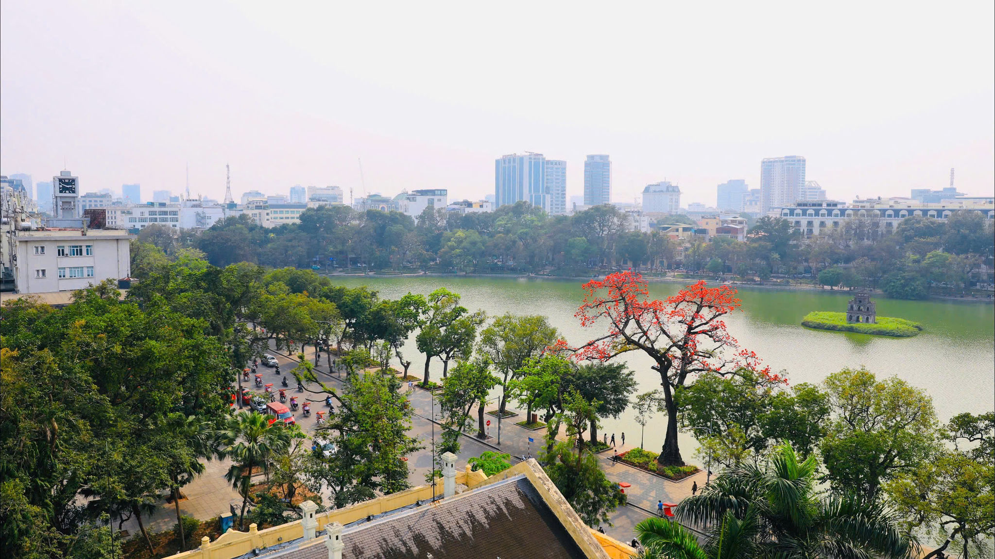 Cây hoa gạo bên Hồ Gươm tô thêm sắc đỏ cho bức tranh phố cổ Hà Nội. Ảnh: Hoa Thành