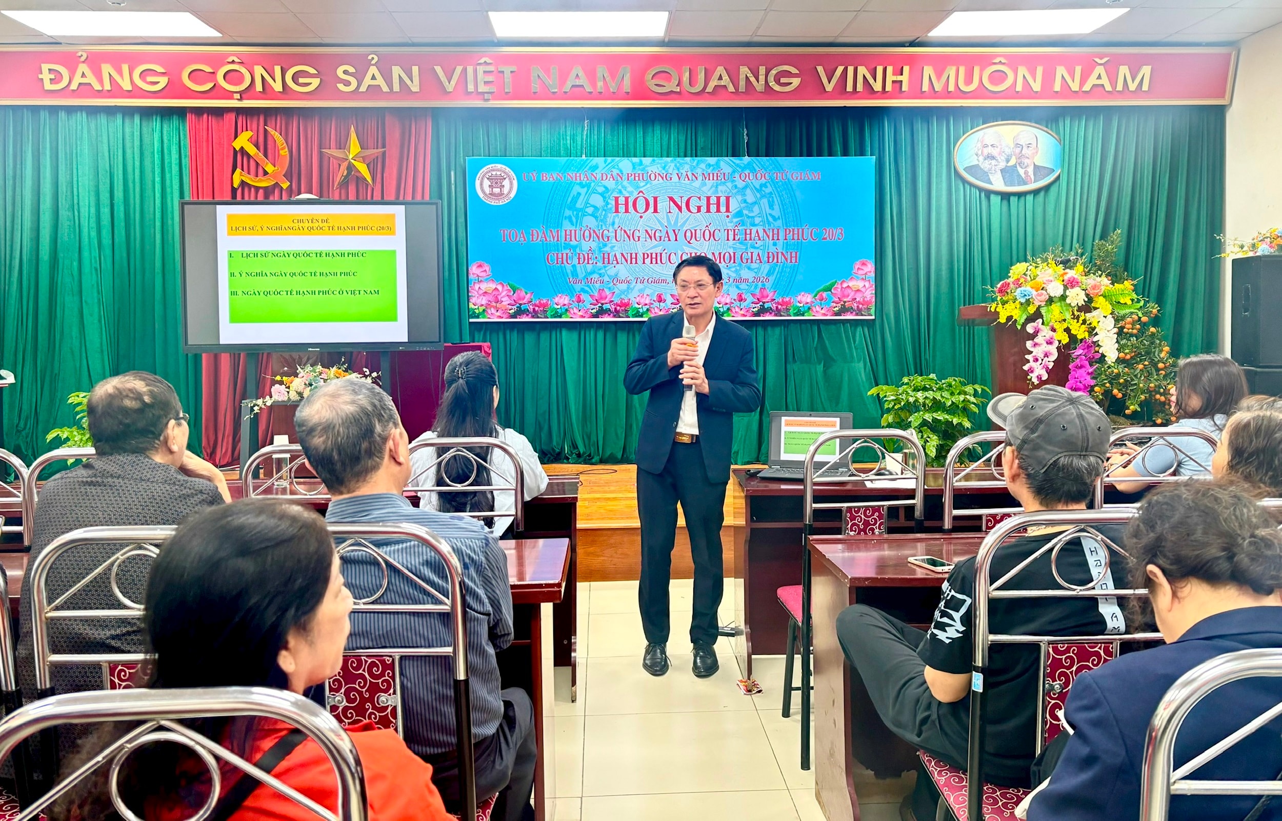 Ông Khuất Văn Quý – Phó Cục trưởng Cục Văn hóa cơ sở, Gia đình và Thư viện (Bộ Văn hóa, Thể thao và Du lịch) đã trao đổi về ý nghĩa Ngày Quốc tế Hạnh phúc. Ảnh: Quyên An.