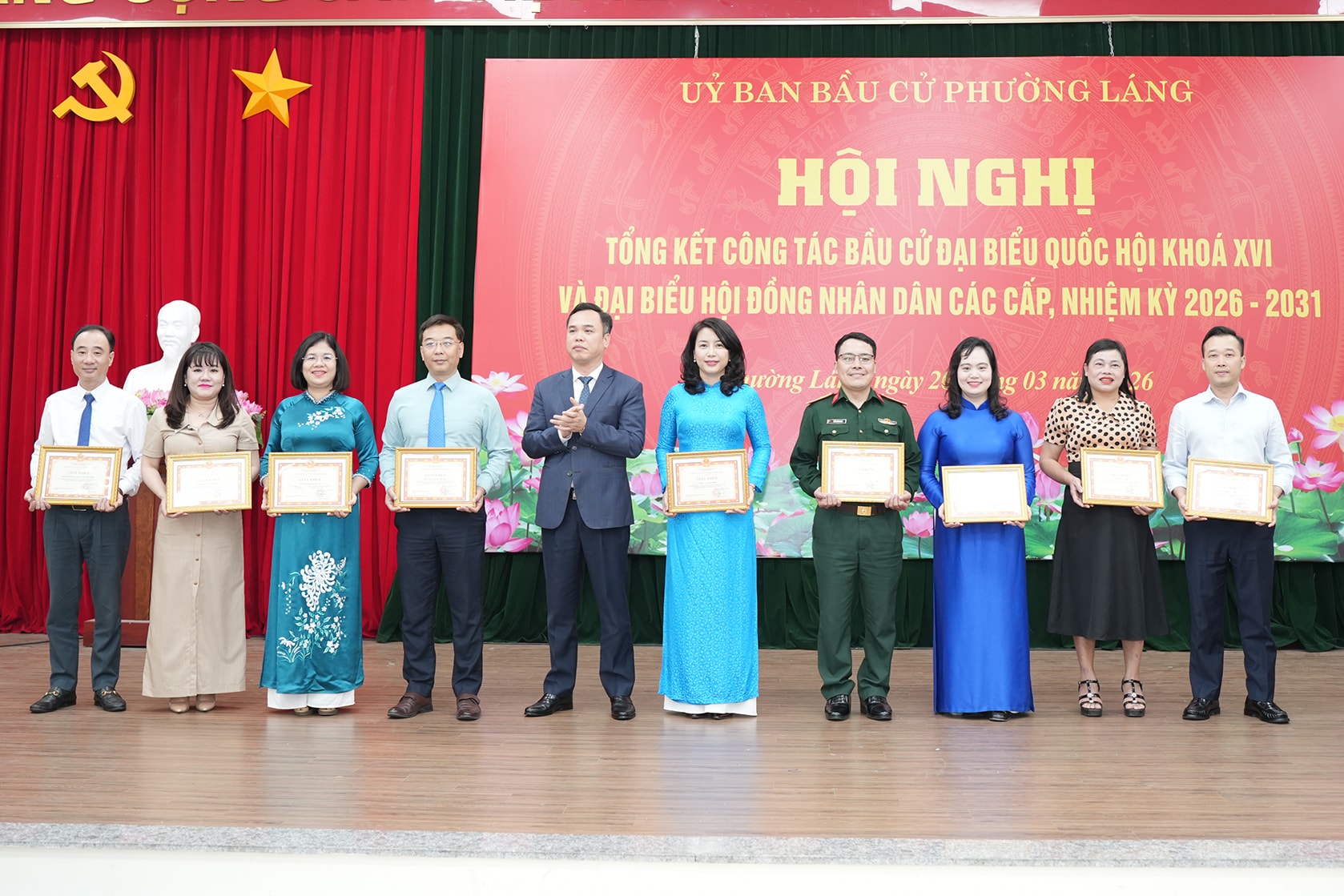 Bí thư Đảng ủy, Chủ tịch HĐND phường Láng Nguyễn Hồng Dân trao giấy khen cho các tập thể có thành tích xuất sắc trong công tác bầu cử. Ảnh: Phạm Mạnh