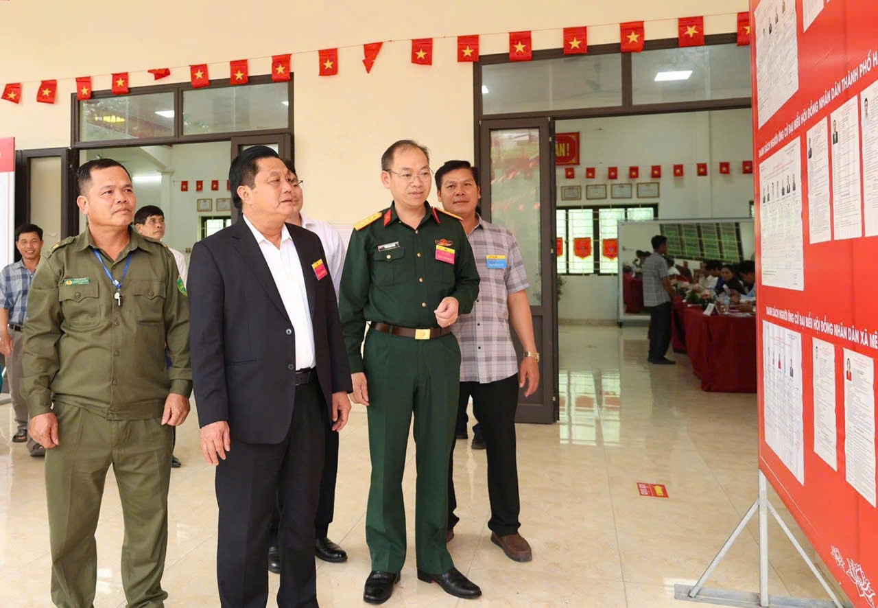 Chủ tịch UBND xã Mê Linh Trần Thanh Hoài trực tiếp kiểm tra công tác bầu cử tại địa phương. Ảnh: Hồng Giang