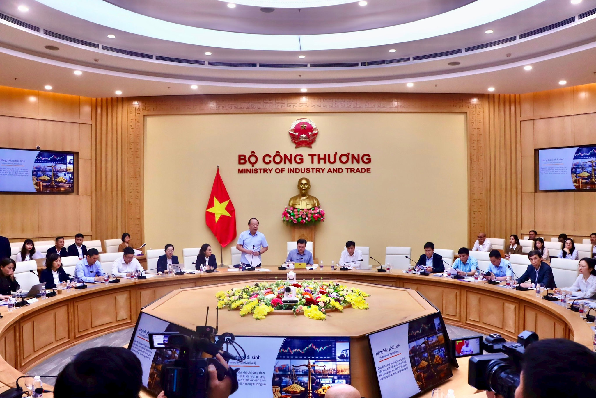 xay-dung-luat-thi-truong-phai-sinh.jpg
