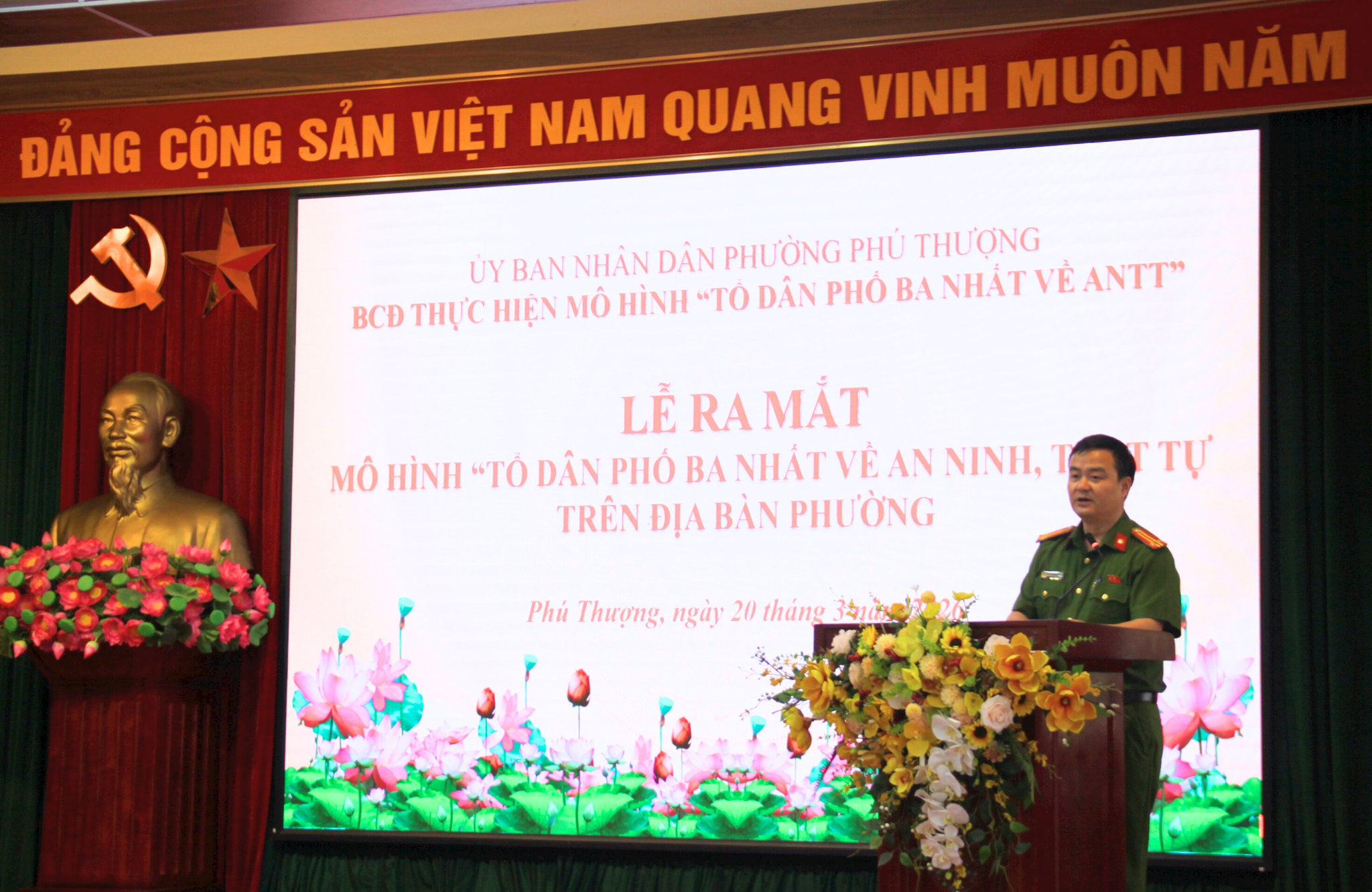 Trung tá Nguyễn Văn Thiện, Phó Trưởng Công an phường Phú Thượng trình bày báo cáo. Ảnh: C.K