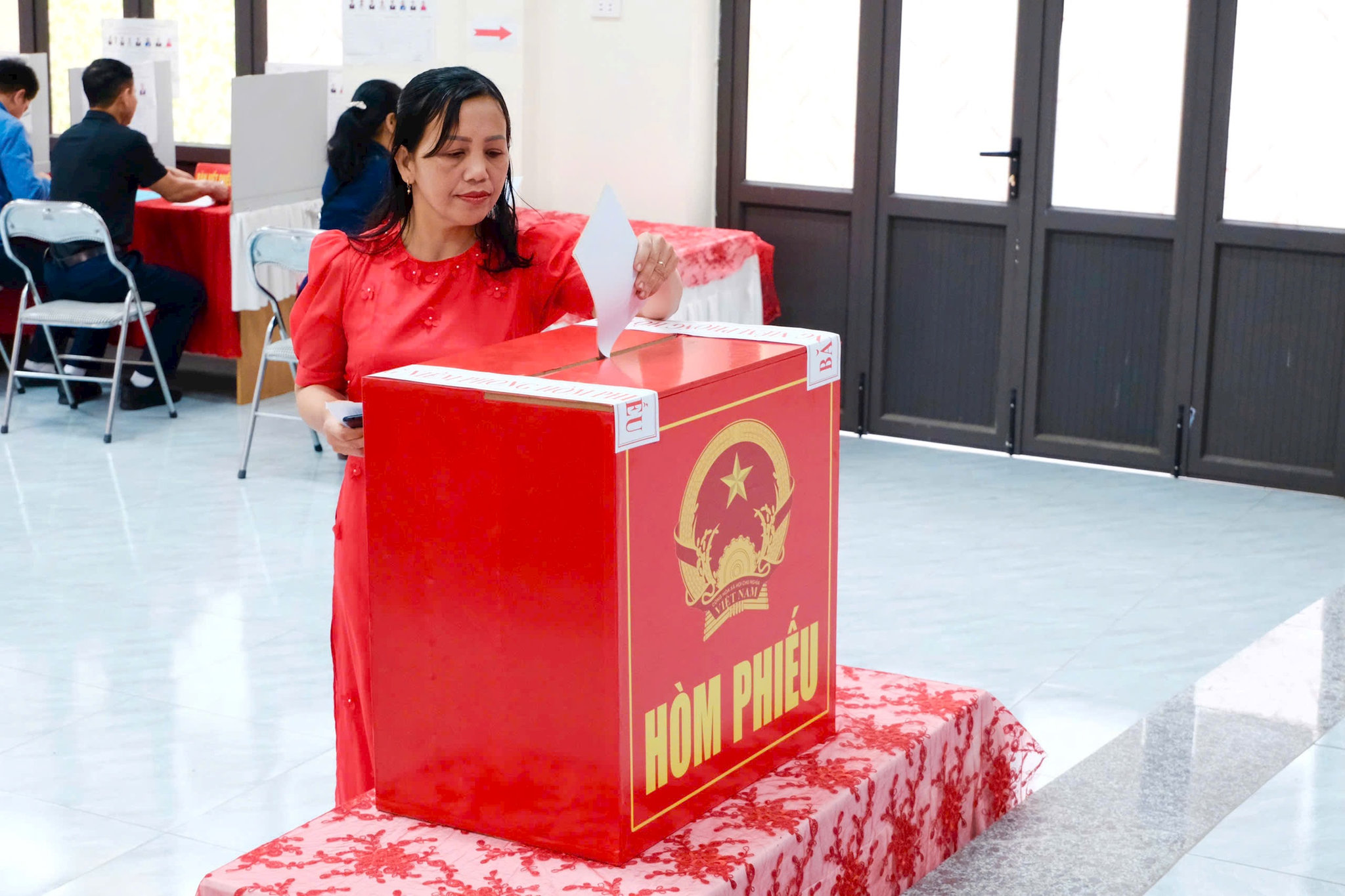 Cử tri xã Cổ Đô phấn khởi đi bầu cử.
