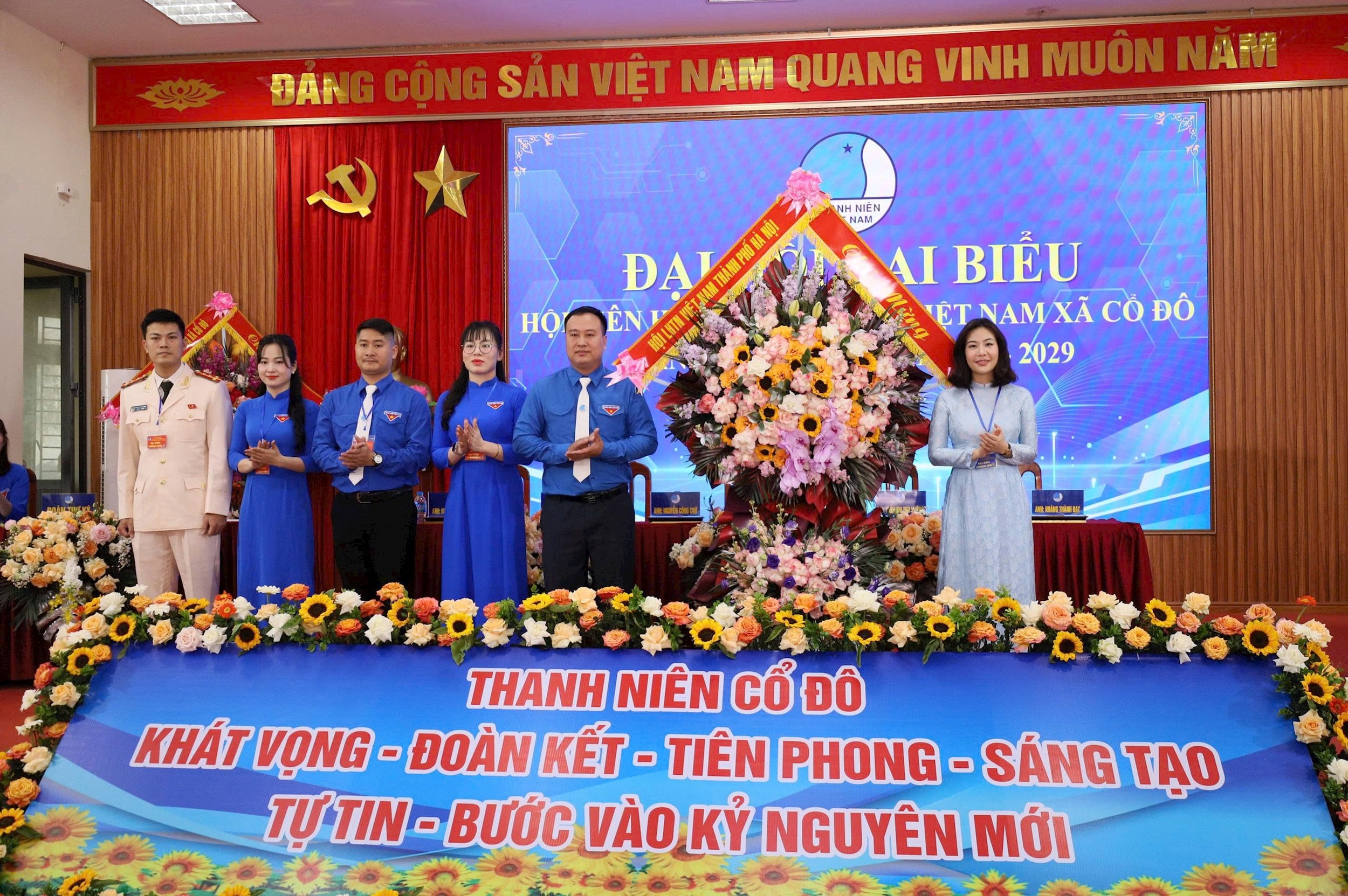 Phó Chủ tịch Hội Liên hiệp Thanh niên Việt Nam thành phố Hà Nội Nguyễn Phương Thảo tặng hoa chúc mừng Đại hội