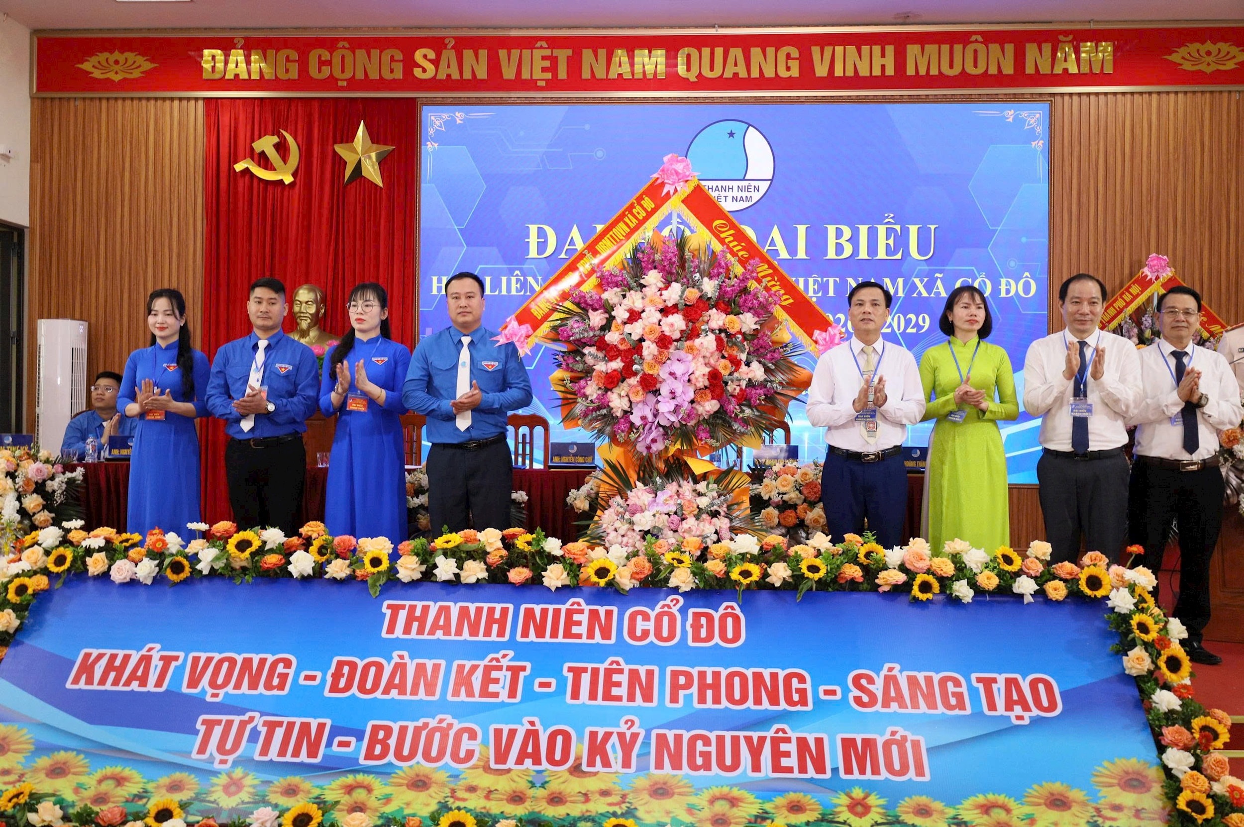Lãnh đạo Ủy ban MTTQ Việt Nam phường Hoàng Liệt tặng hoa chúc mừng Đại hội