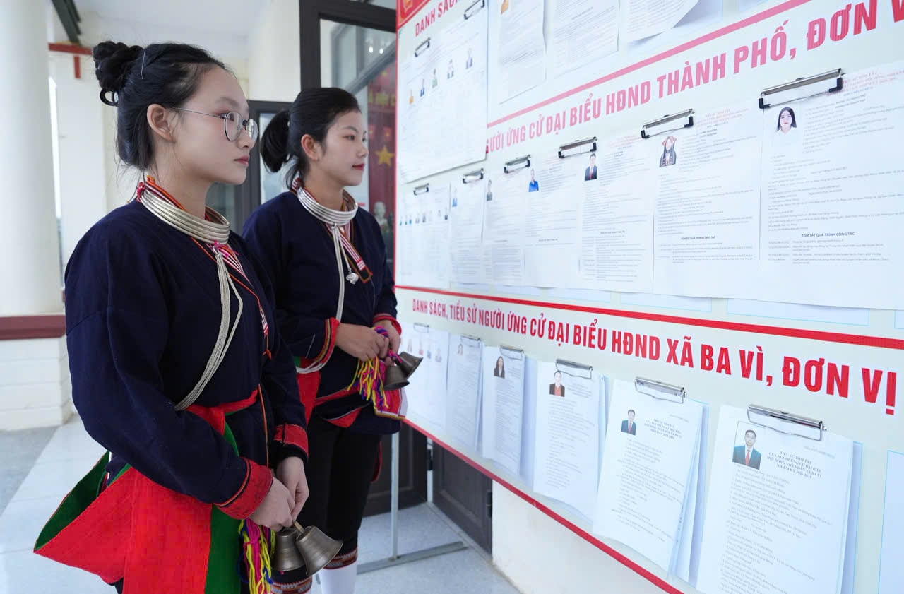cu-tri-nguoi-dan-toc-dao-xa-ba-vi-xem-danh-sach-ung-cu-vien-truoc-khi-thuc-hien-bo-phieu.-anh-van-trong.jpg