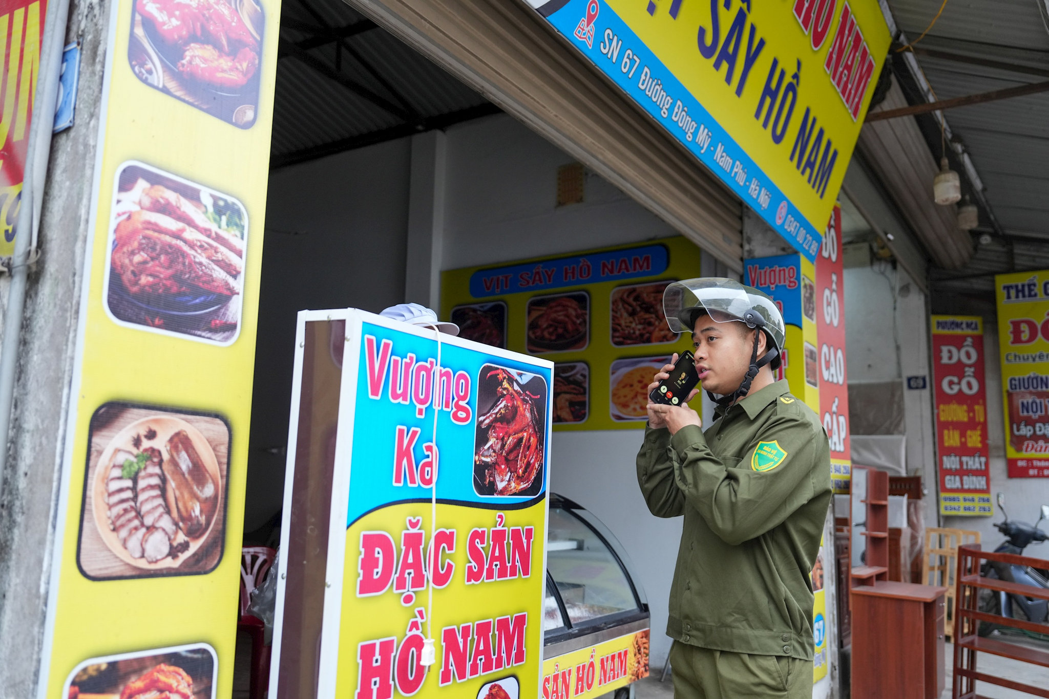 Lực lượng chức năng thực hiện các đợt ra quân đồng bộ kiểm tra trật tự đô thị, chấn chỉnh chợ cóc chợ tạm. Ảnh: Khánh Huy