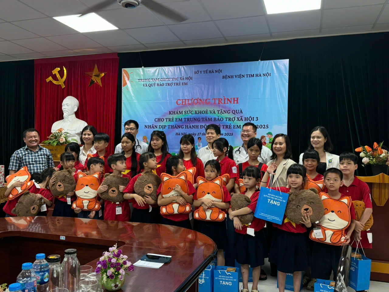 hoat-dong-trao-qua-tai-trung-tam.jpg