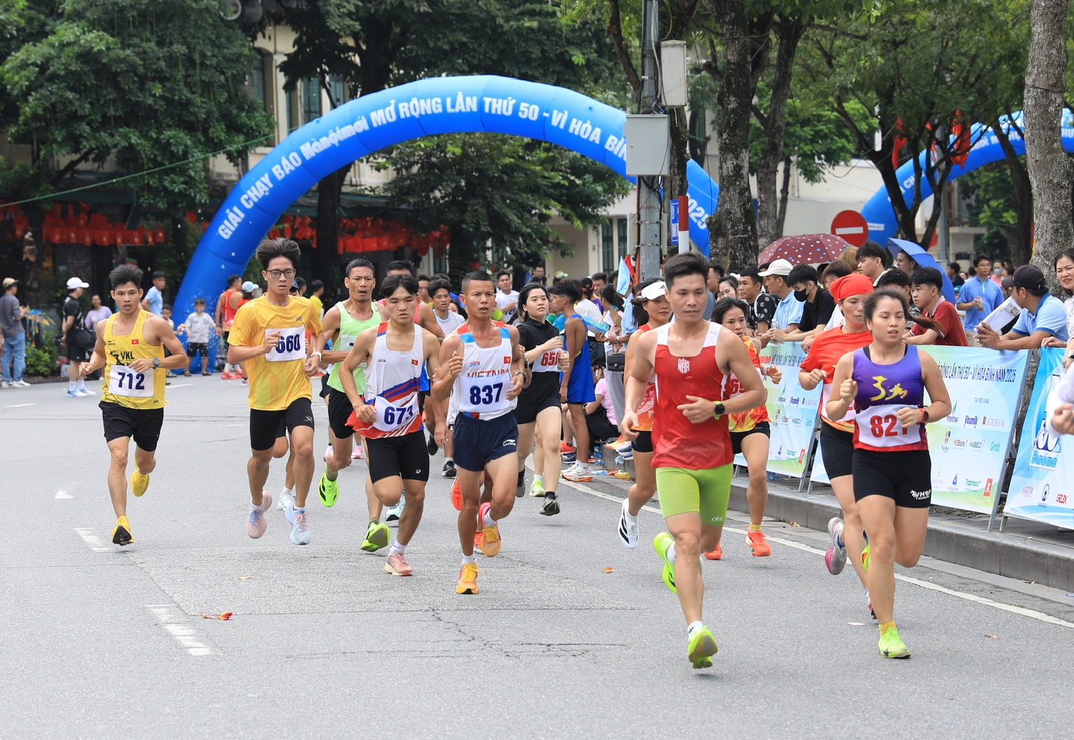 cac-van-dong-vien-thi-dau-tai-chung-ket-giai-chay-bao-hanoimoi-mo-rong-lan-thu-50-vi-hoa-binh-nam-2025.-anh-quang-thai.jpg