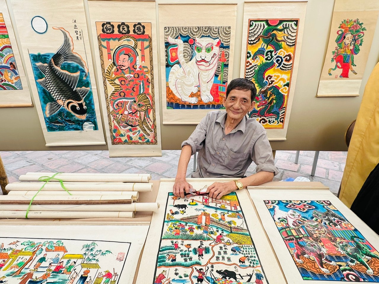 Nghệ nhân Lê Đình Nghiên, người đã có hơn 60 năm gắn bó với tranh Hàng Trống. Ảnh: Ho