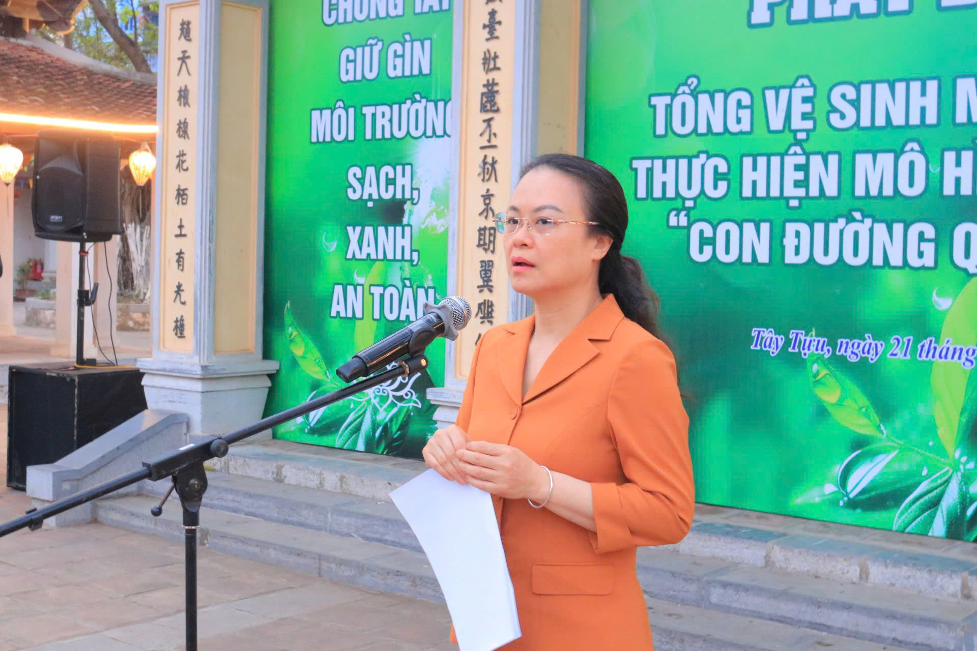 Đồng chí Nguyễn Thị Nằng Mai, Phó Bí thư Thường trực Đảng ủy phường phát biểu tại khễ ra quân. Ảnh XS