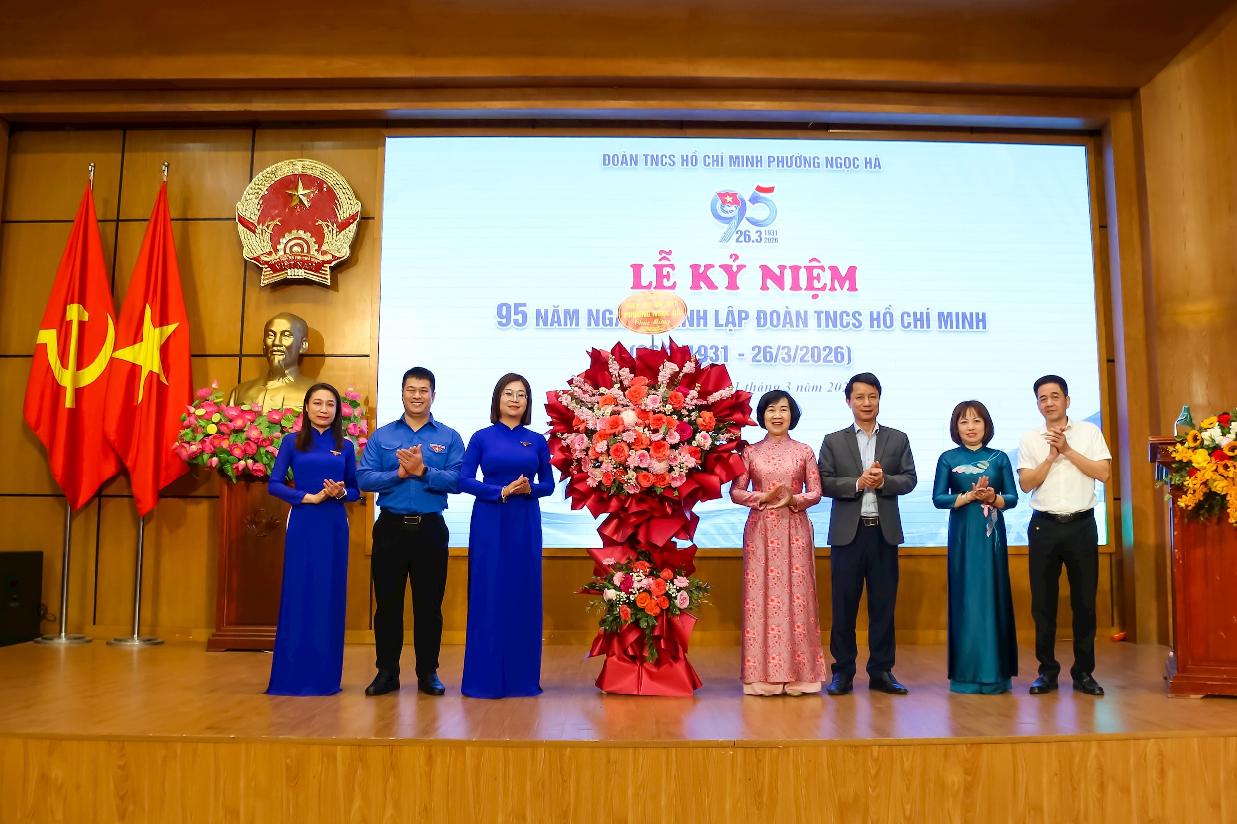 Lãnh đạo phường Ngọc Hà tặng hoa chúc mừng chương trình kỷ niệm 95 năm Ngày thành lập Đoàn TNCS Hồ Chí Minh. Ảnh: Duy Khánh