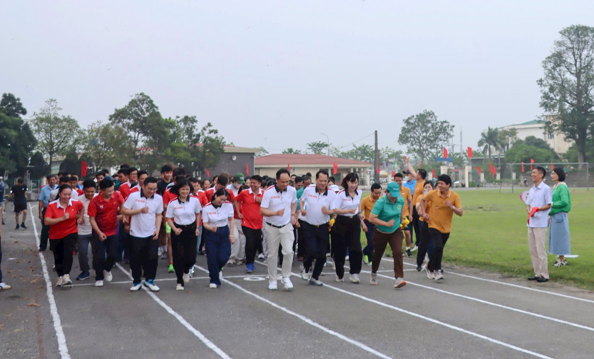 Ngay sau lễ phát động, các đại biểu cùng đông đảo cán bộ, công chức xã Phú Xuyên đã tham gia chạy hưởng ứng, gương mẫu đi đầu trong phong rèn luyện thân thể. Ảnh Thanh Xuân