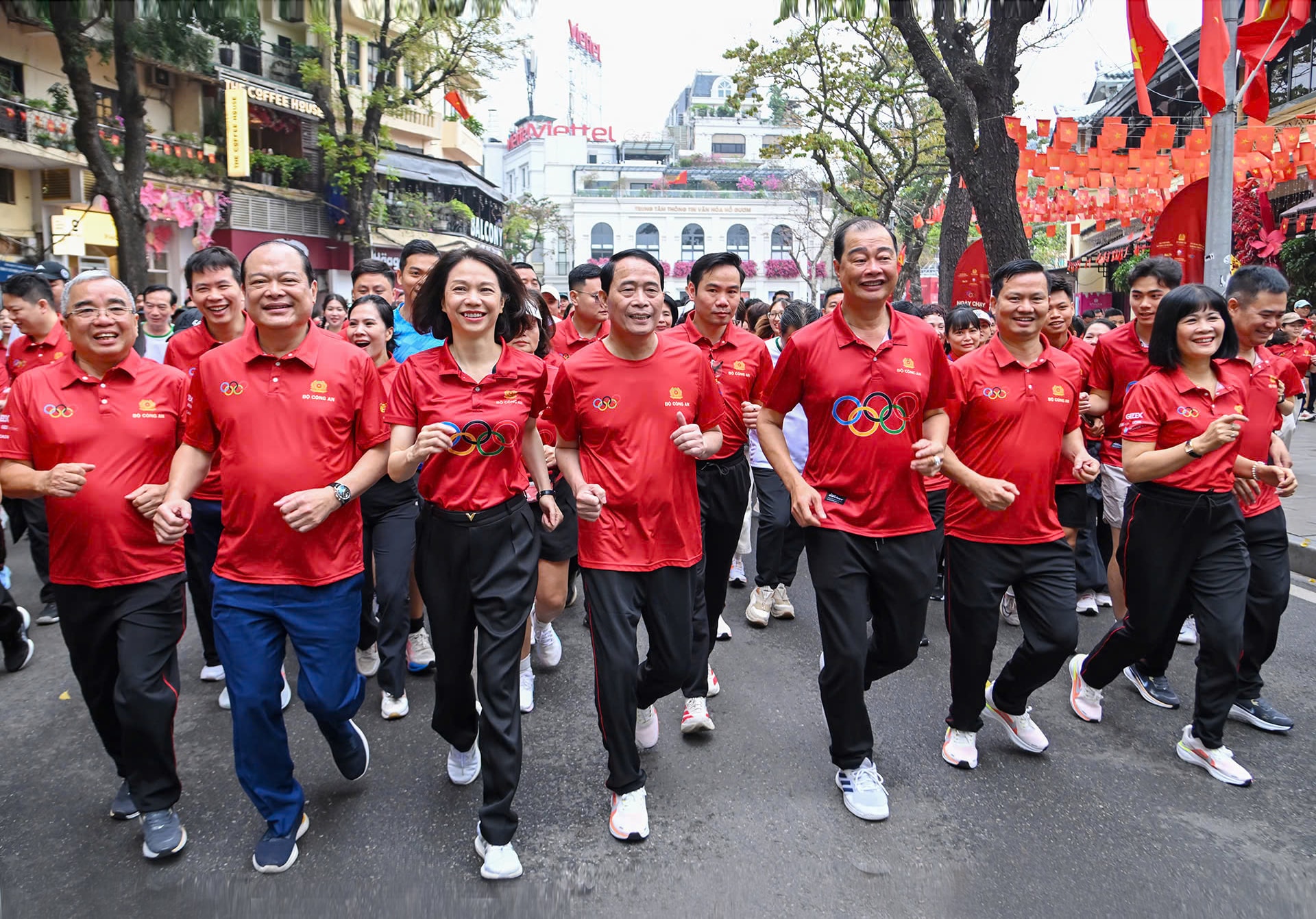 cac_dong_chi_lanh_dao_trung_uong_va_thanh_pho_ha_noi_chay_huong_ung_-ngay_chay_olympic_2026_vi_suc_khoe_toan_dan_-_vi_an_ninh_to_quoc-._anh-viet_thanh-1-.jpg