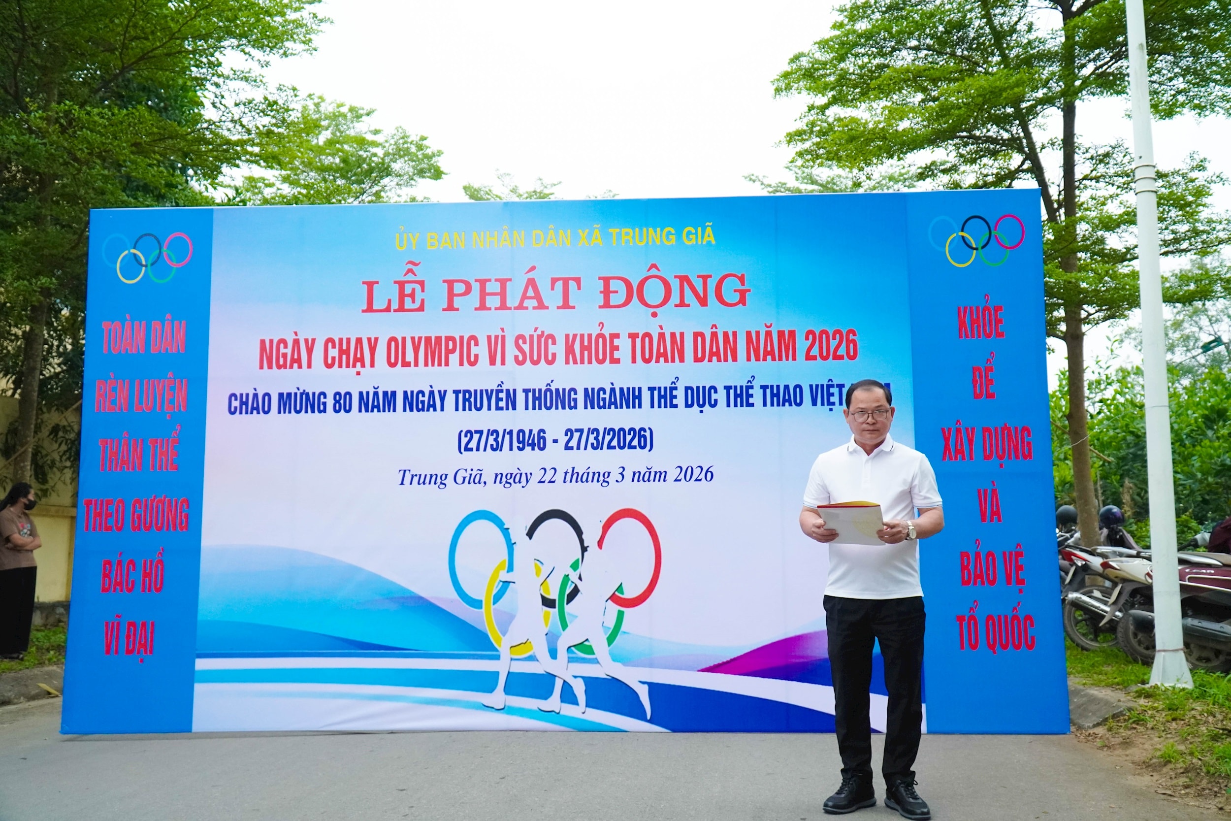 Giám đốc Trung tâm Dịch vụ tổng hợp xã Trung Giã Nguyễn Quang Hòa phát biểu khai mạc chương trình. Ảnh: C