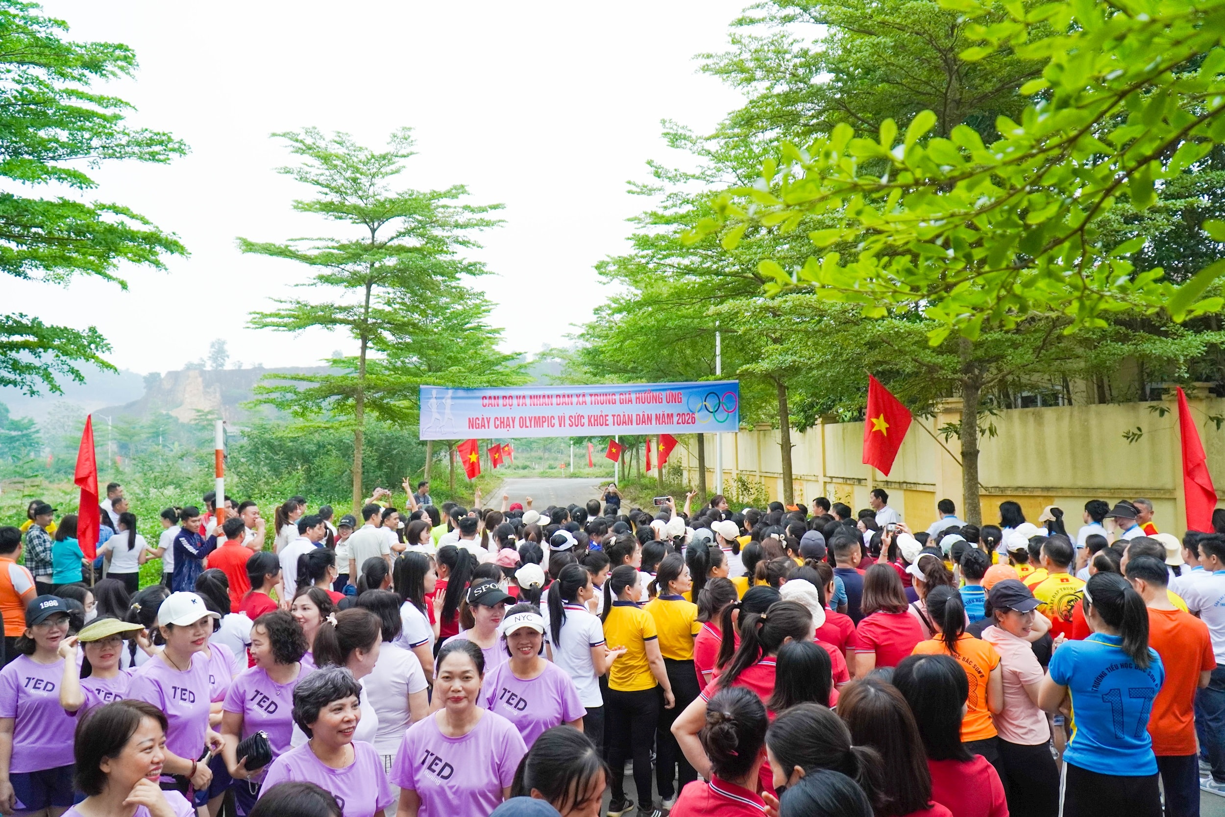 Đông đảo cán bộ và người dân tham gia, tạo không khí sôi nổi, lan tỏa tinh thần rèn luyện thể dục - thể thao trên địa bàn. Ảnh: CTV
