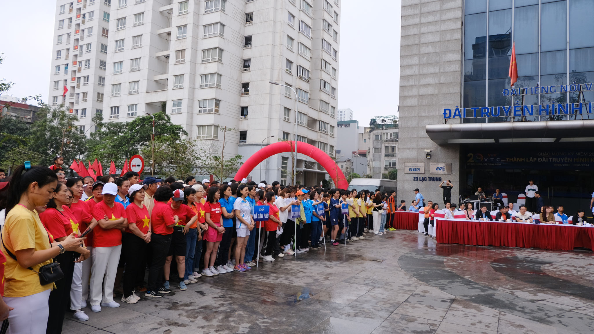 Quang cảnh lễ phát động Ngày chạy Olympic tại tuyến phố mới Lạc Trung.