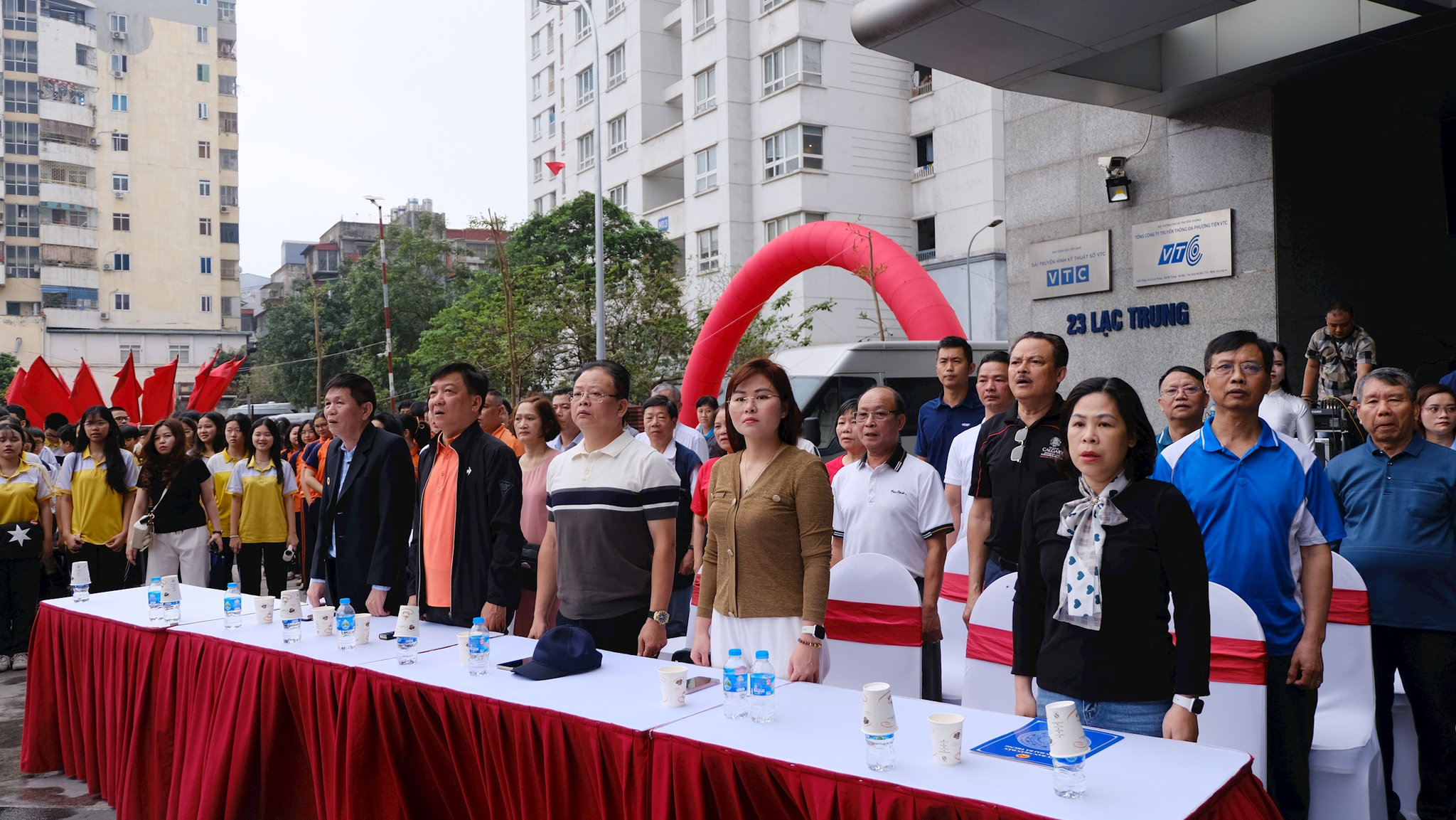 Trang nghiêm lễ chào cờ tại Ngày chạy Olympic phường Vĩnh Tuy.