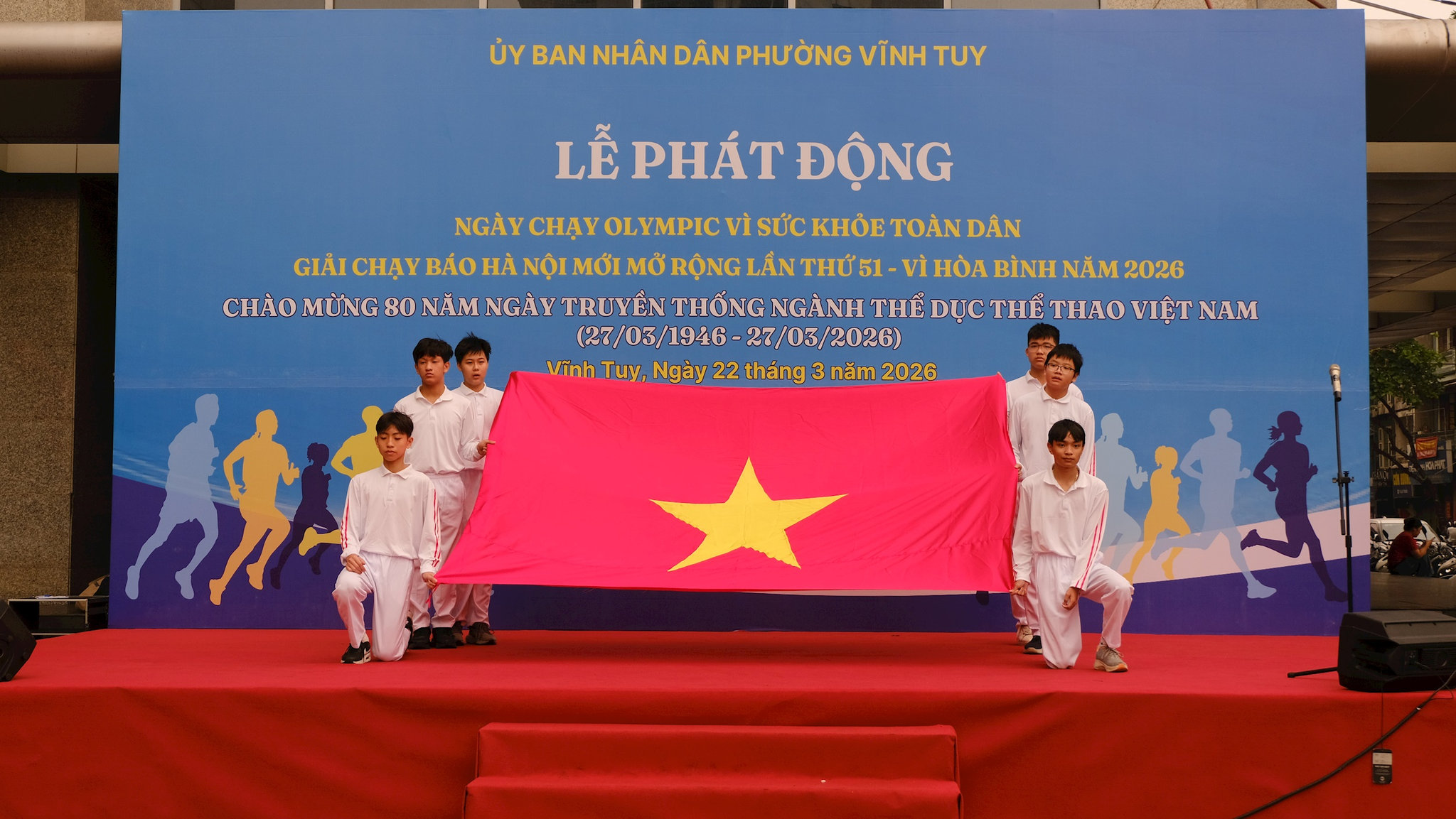 Nghi thức chào cờ trang nghiêm trong lễ phát động.
