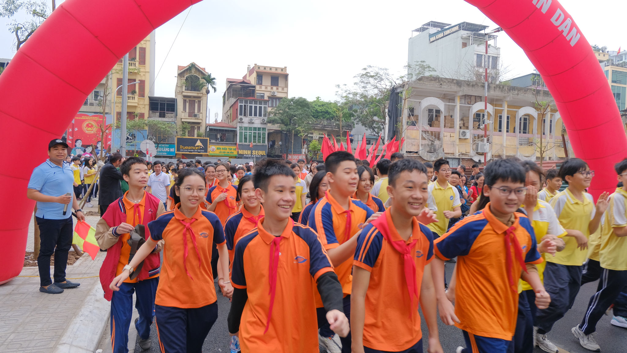 Khối học sinh hào hứng tham gia chạy hưởng ứng.
