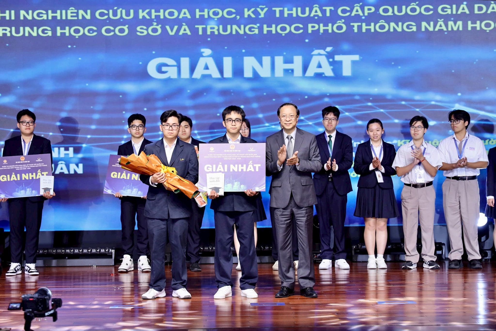 nhat-5.jpg