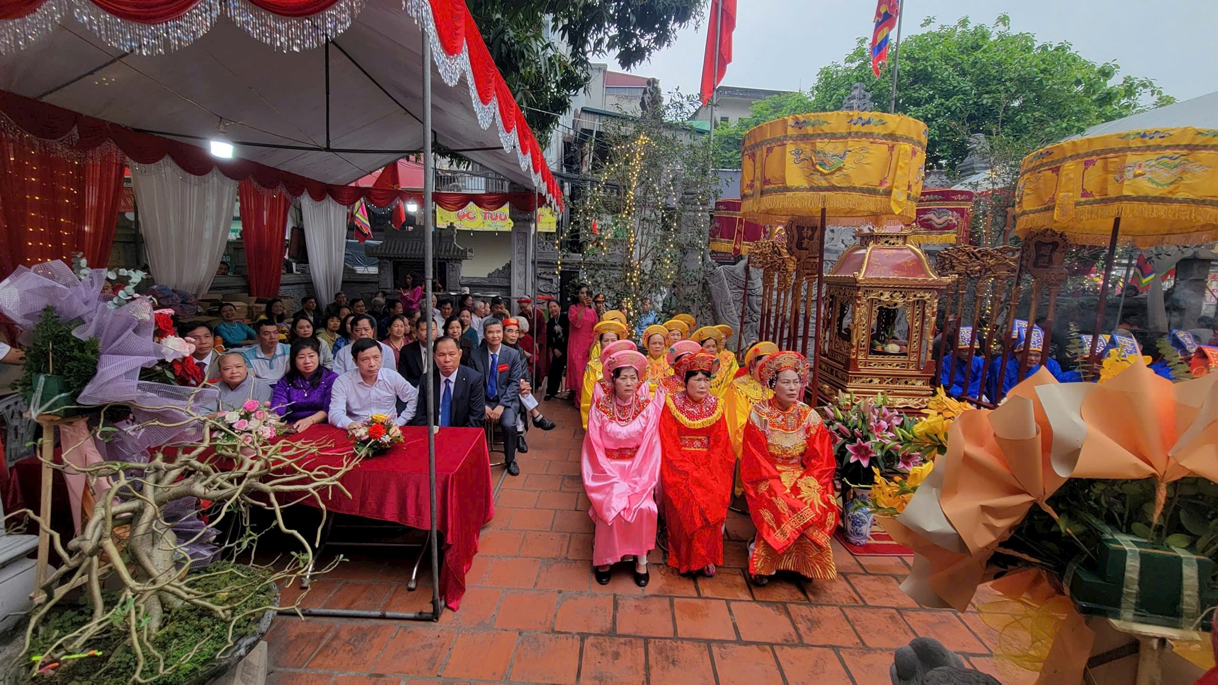 Lễ hội thu hút du nhiều du khách thập phương và đông đủ nhân dân Tổ dân phố Tựu Liệt, phường Hoàng Liệt đến tham dự