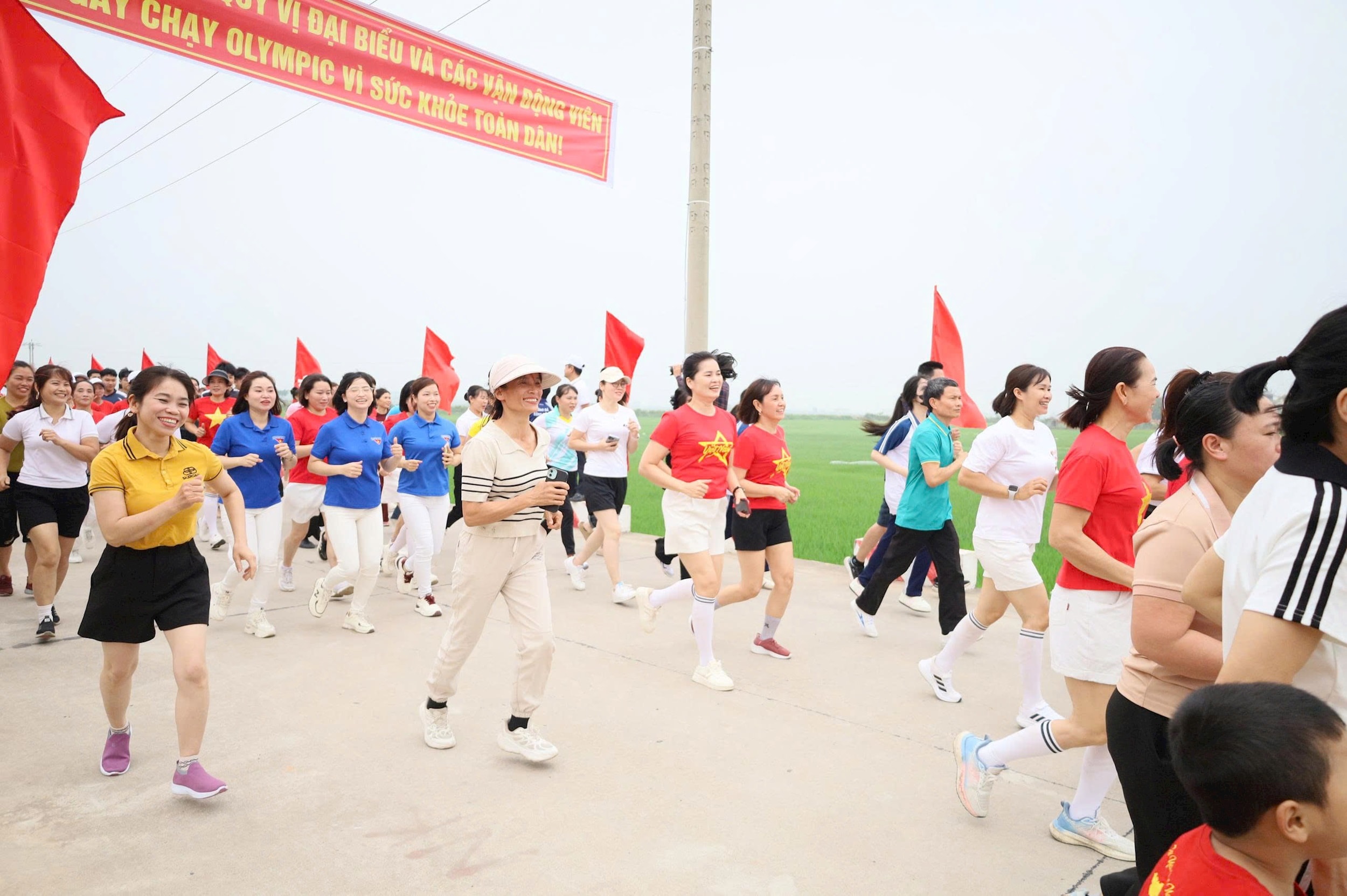 Nhân dân địa phương tích cực tham gia chạy hưởng ứng