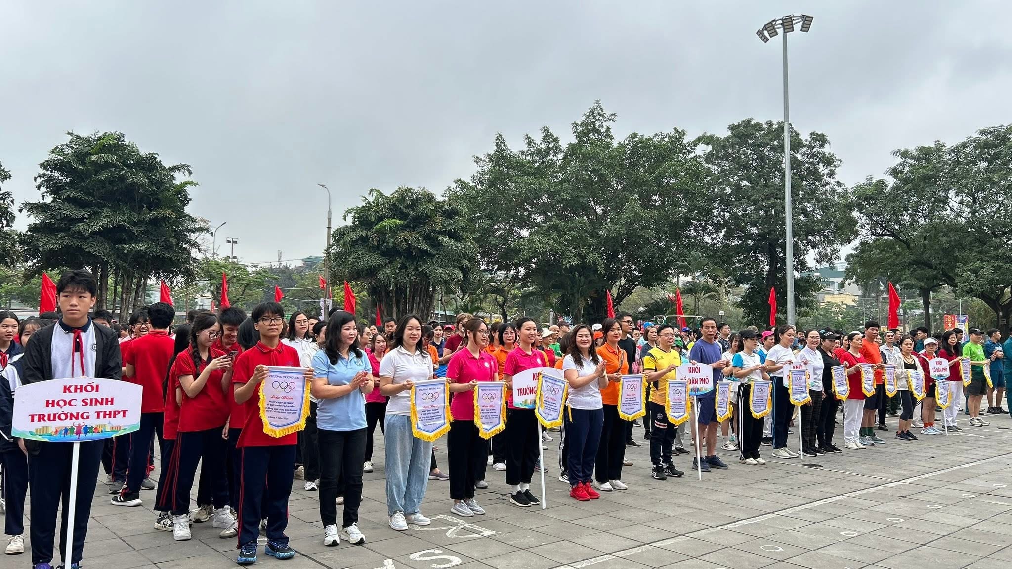Gần 1.500 vận động viên tham gia giải chạy. A