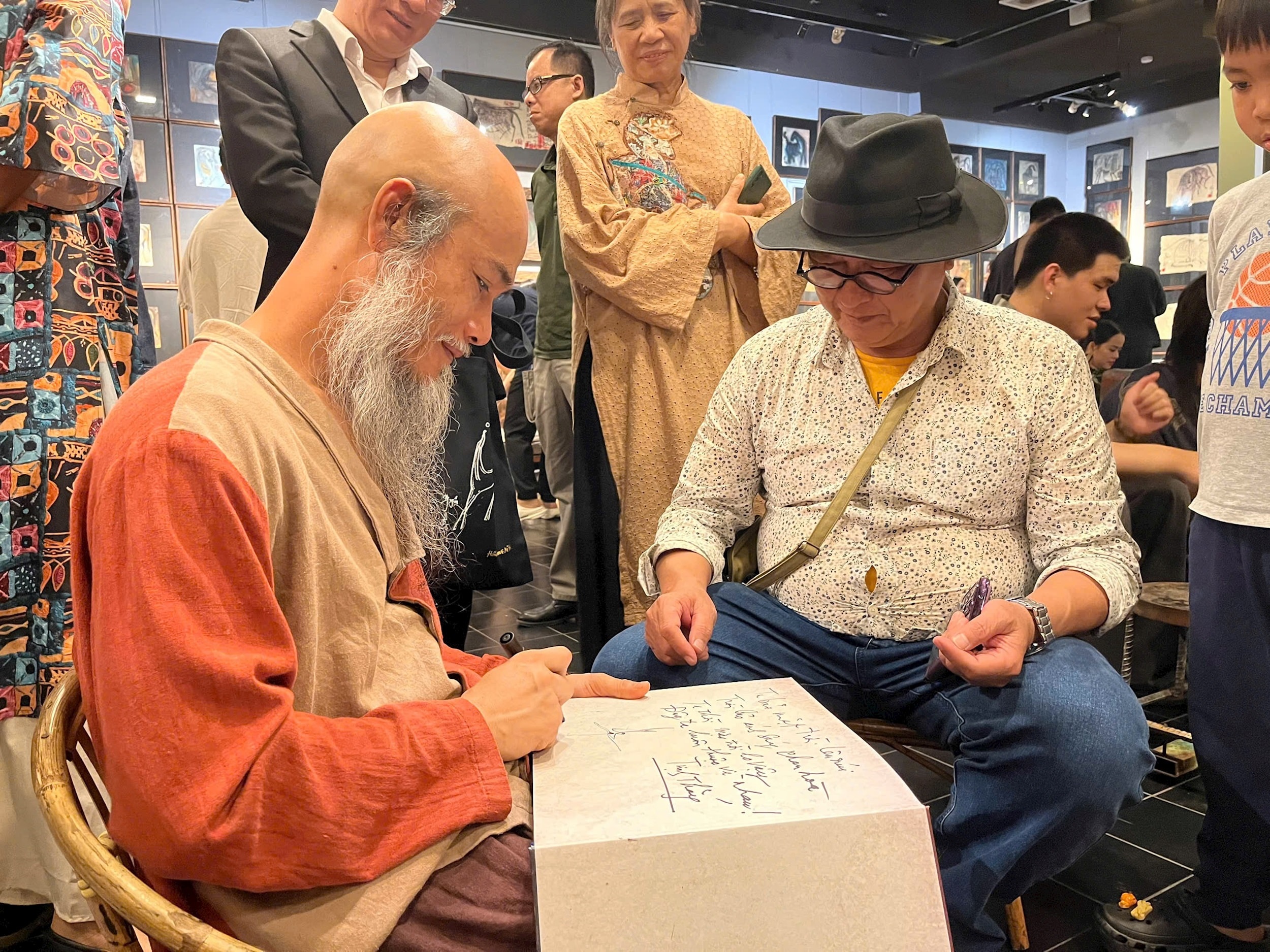 trinh-thang-ky-tang-sach-va-giao-luu-cung-dong-nghiep-ban-be-.jpg