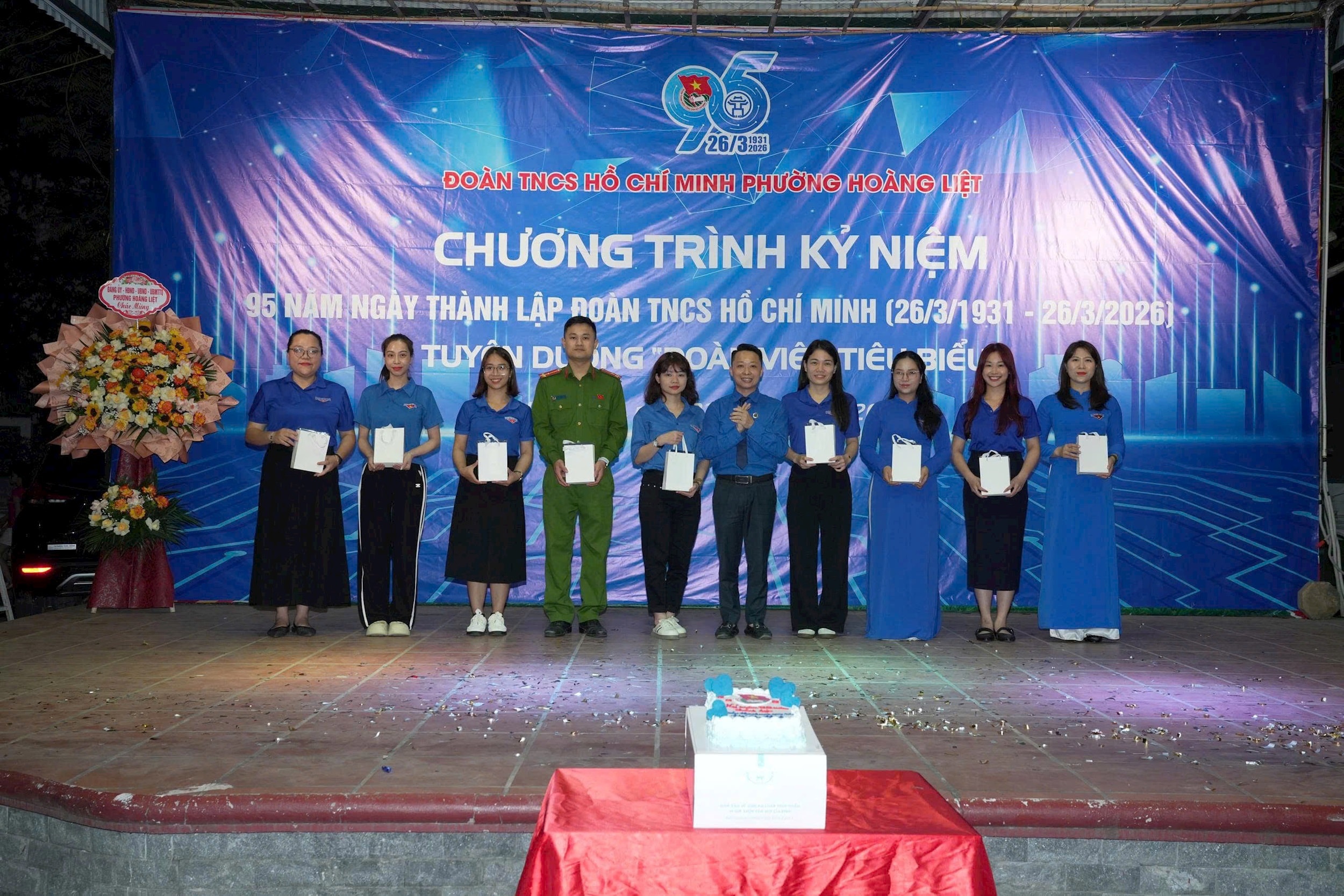 Ban Thường vụ Đoàn phường Hoàng Liệt trao hoa, giấy khen