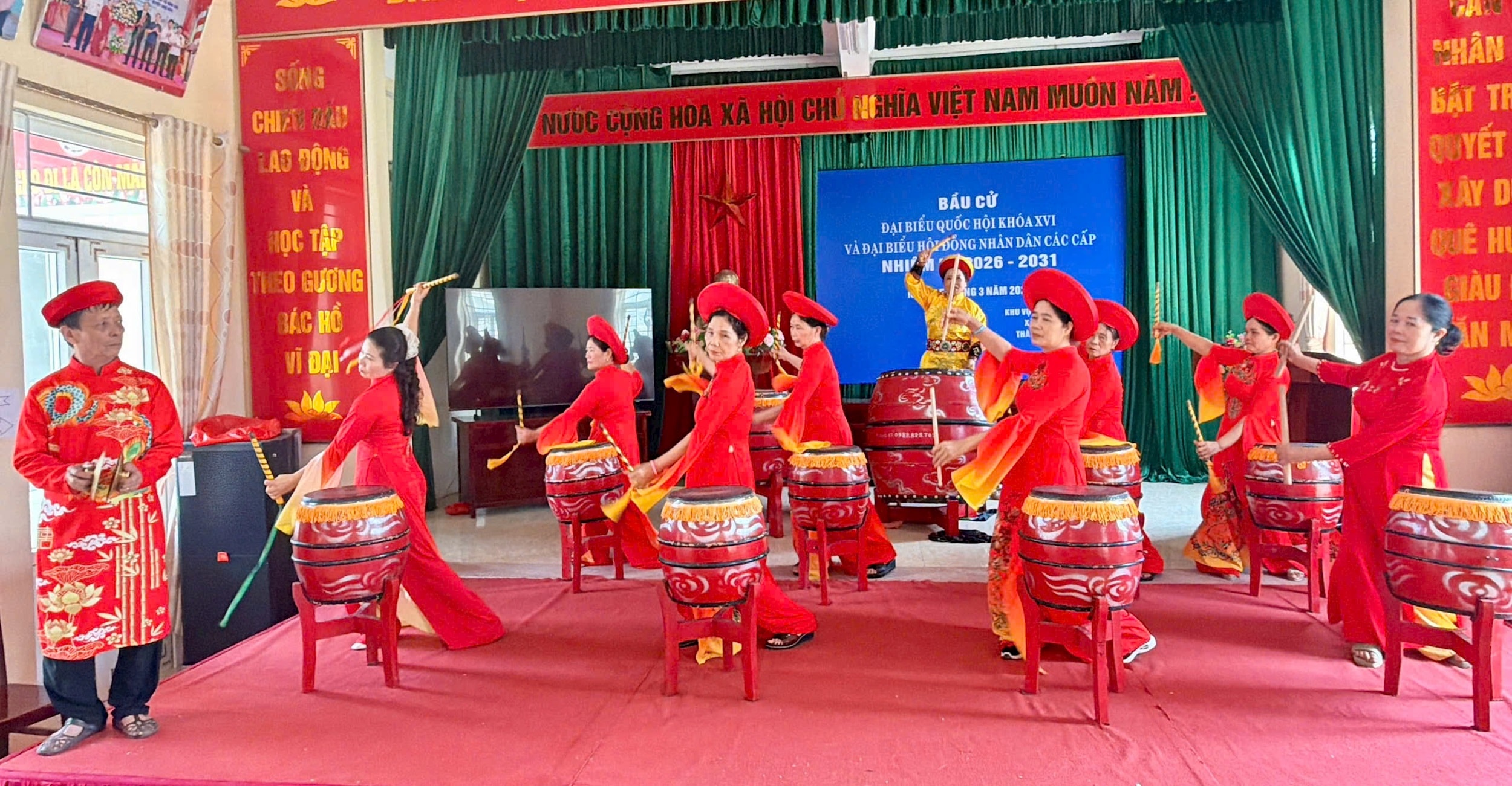 Câu lạc bộ trống thôn Bặt Trung đang luyện tập. Ảnh: Vân Nga