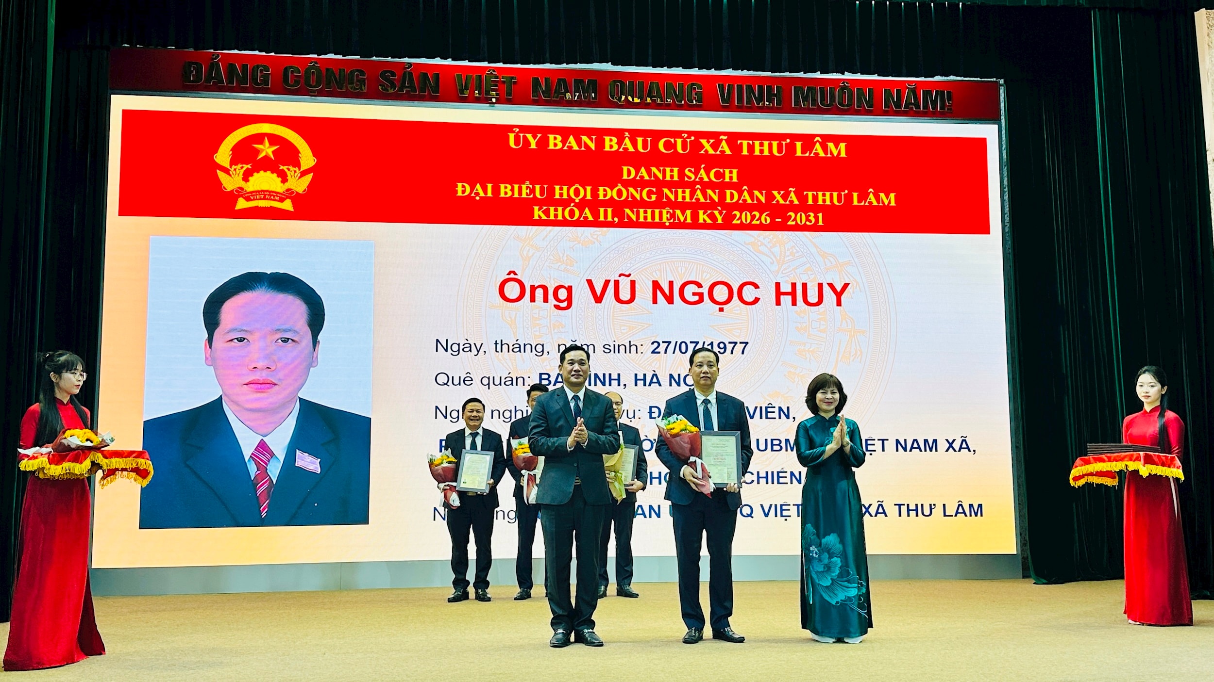 Trao giấy chứng nhận cho 30 đại biểu HĐND xã khóa II, nhiệm kỳ 2026-2031. Ảnh: Thành Luân