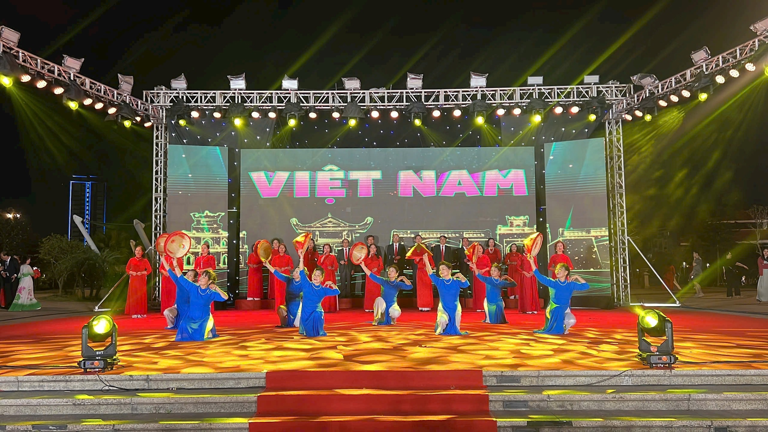 23-van-nghe-chao-mung3.jpg