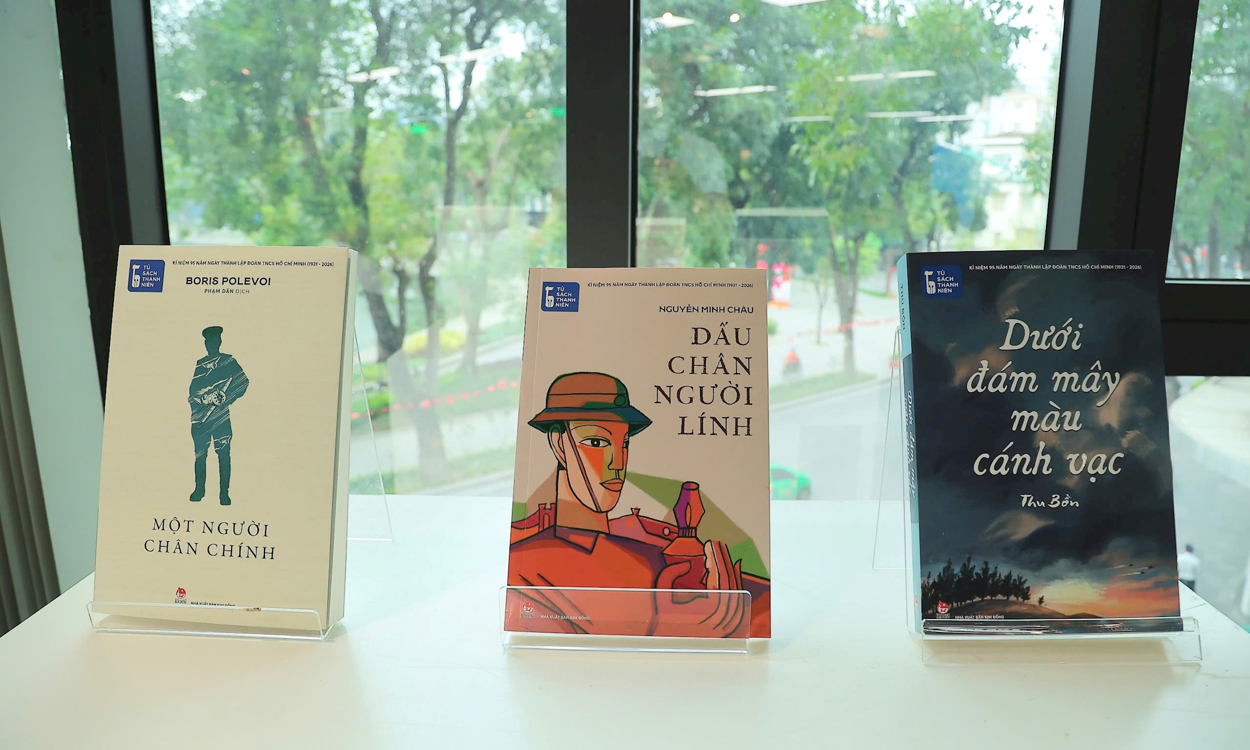 tu-sach-thanh-nien1.jpg