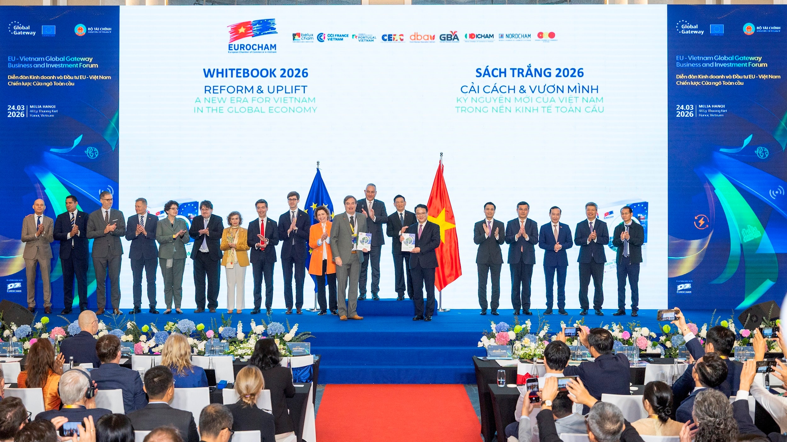 nghi-thuc-trao-sach-trang-tu-eurocham-viet-nam-toi-chinh-phu-viet-nam.jpg