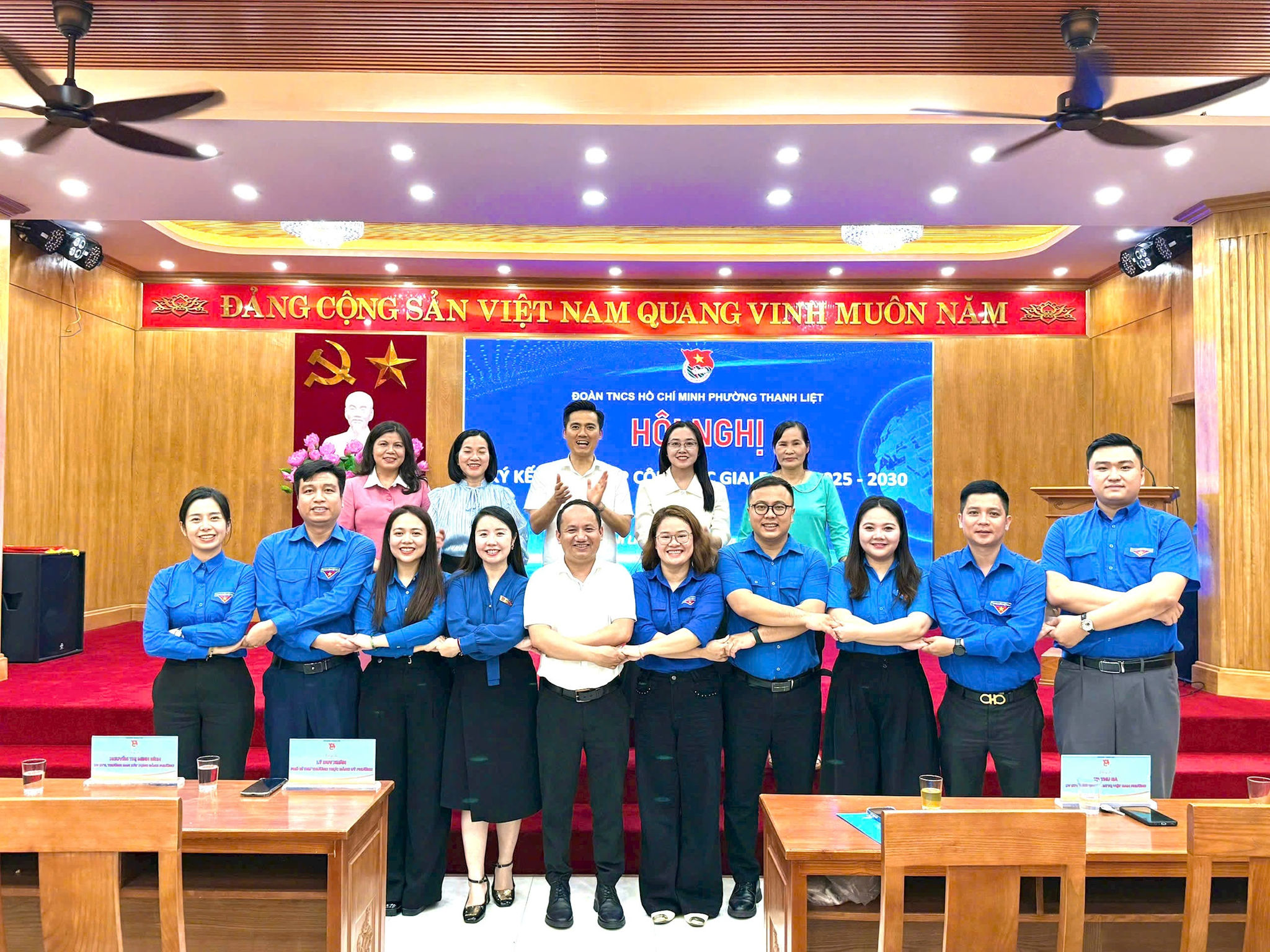 Khoảnh khắc bắt tay của đoàn phường Thanh Liệt với các đơthể hiện tinh thần đoàn kết và quyết tâm sau lễ ký kkết Ảnh: PV