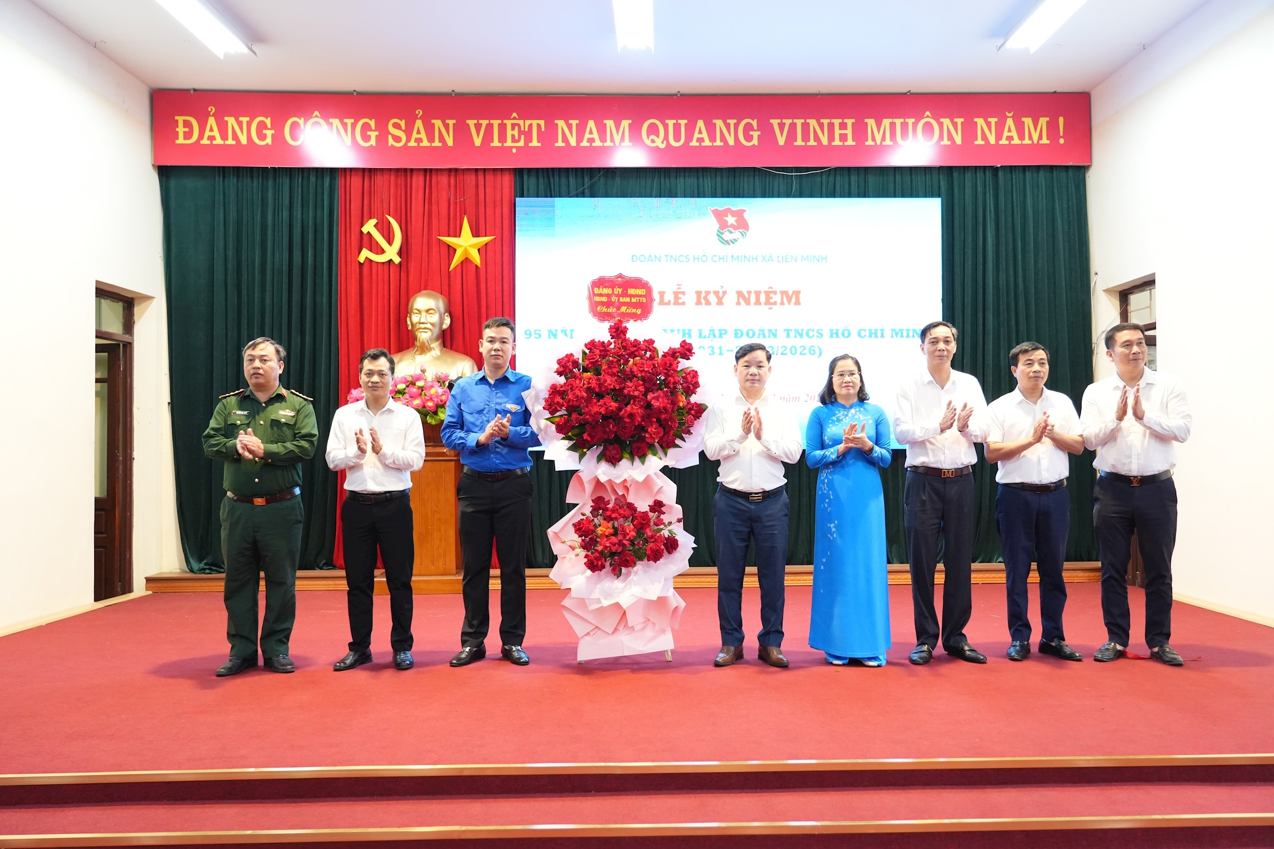 lanh-dao-tang-qua.jpg