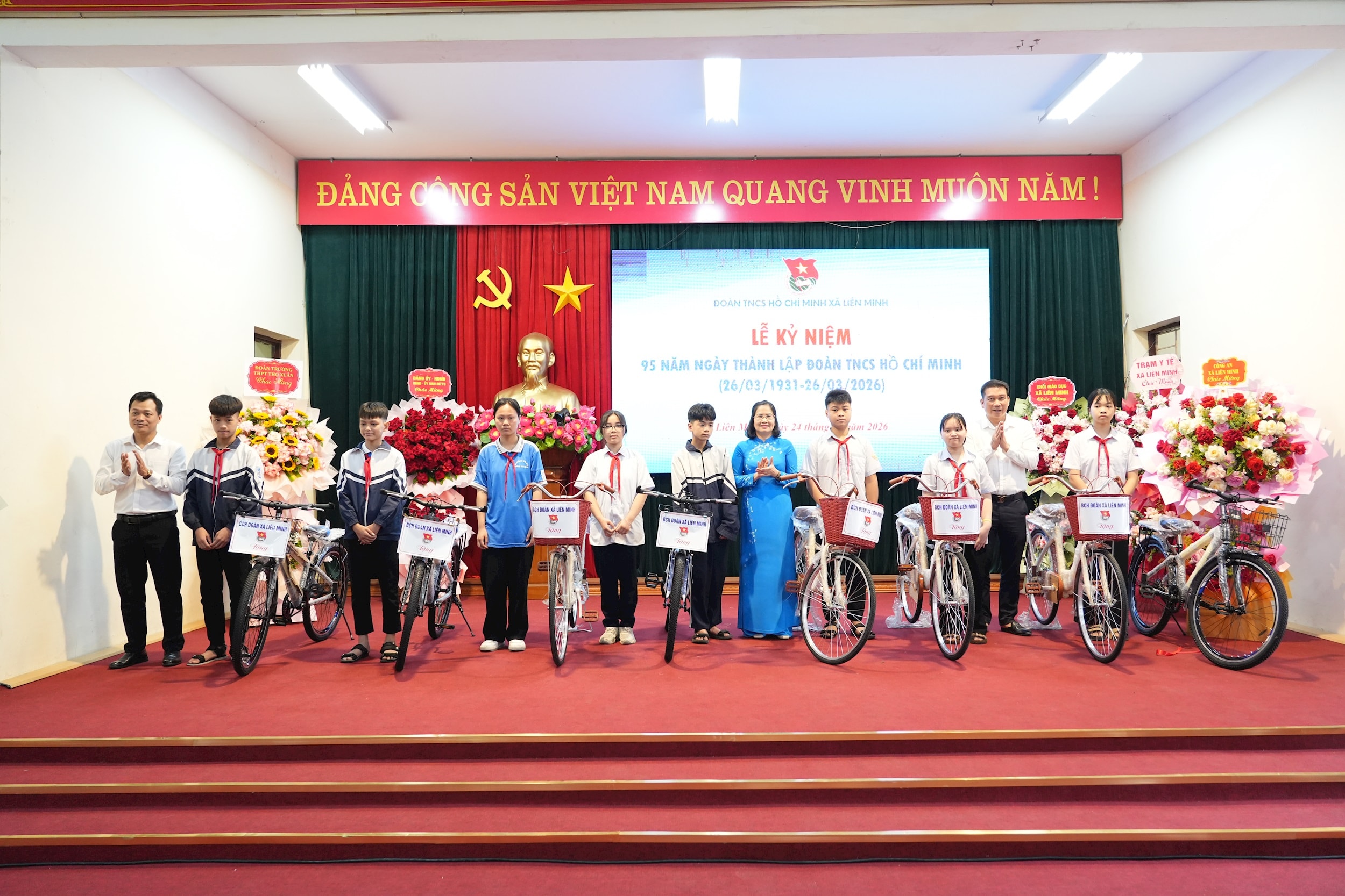 pho-bi-thu-tang-qua.jpg