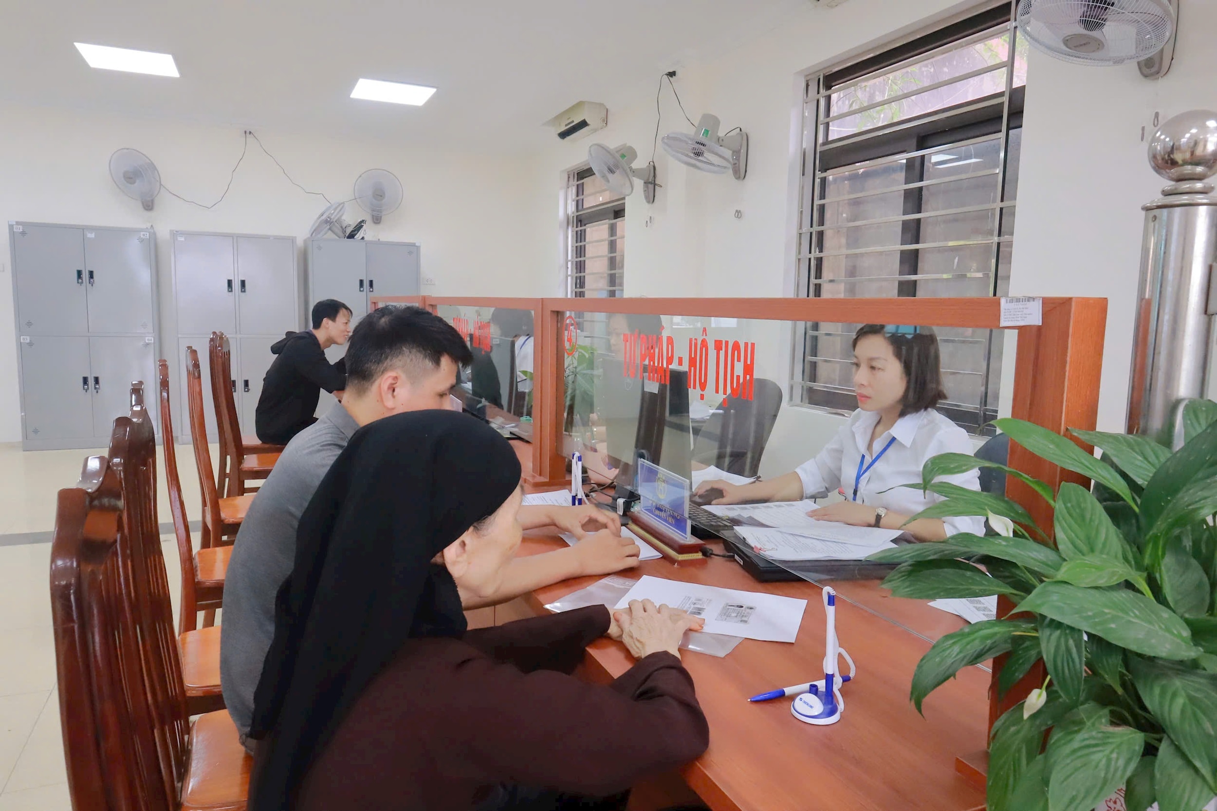 Trong quý I, toàn xã Hát Môn đã tiếp nhận 3.482 hồ sơ, trong đó hơn 2.500 hồ sơ được nộp trực tuyến, chiếm tỷ lệ cao. Ảnh: Nguyễn Mai