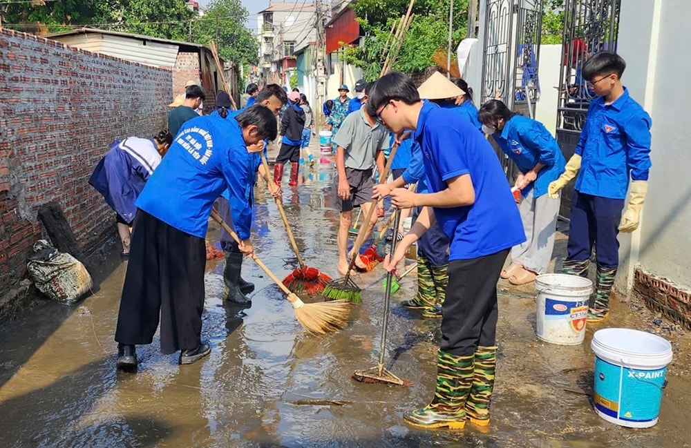 cac-to-chuc-doan-the-cung-nhan-dan-chung-tay-don-ve-sinh-moi-truong-khac-phuc-hau-qua-do-mua-bao-tai-thon-kim-tien-xa-thu-lam-.-anh-pv.jpg