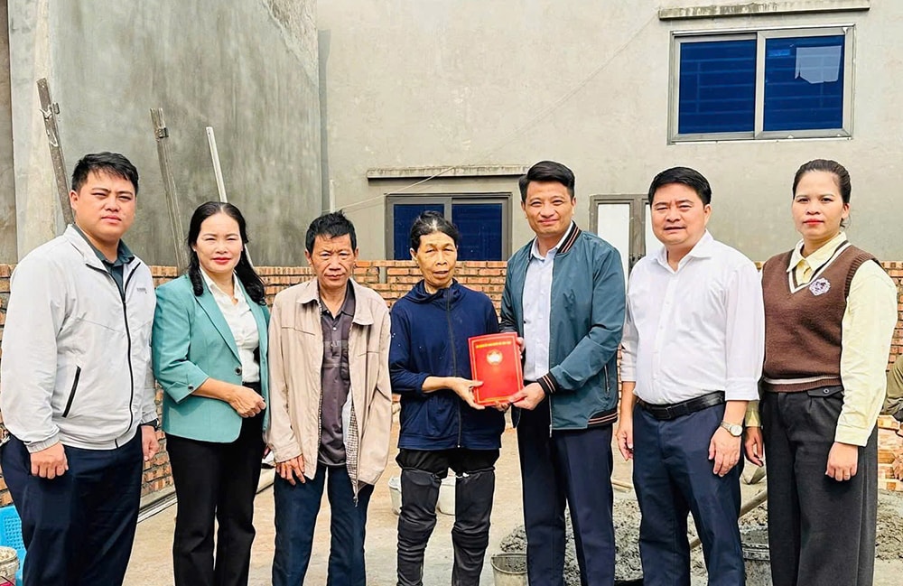 uy-ban-mat-tran-to-quoc-viet-nam-xa-thu-lam-trao-ho-tro-xay-nha-dai-doan-ket-cho-ho-gia-dinh-co-hoan-canh-kho-khan.-anh-pv.jpg