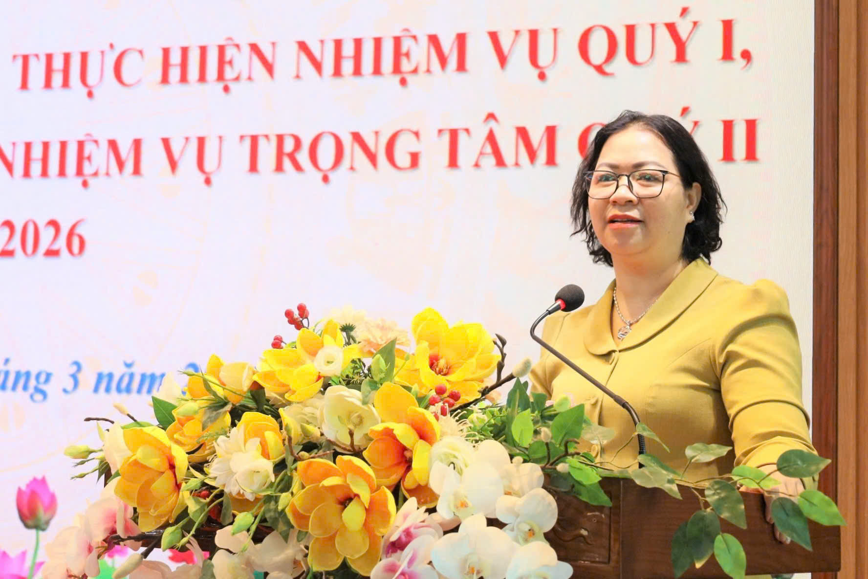 Bí thư Đảng ủy, Chủ tịch HĐND xã Cổ Đô Nguyễn Thị Kim Oanh phát biểu tại hội nghị