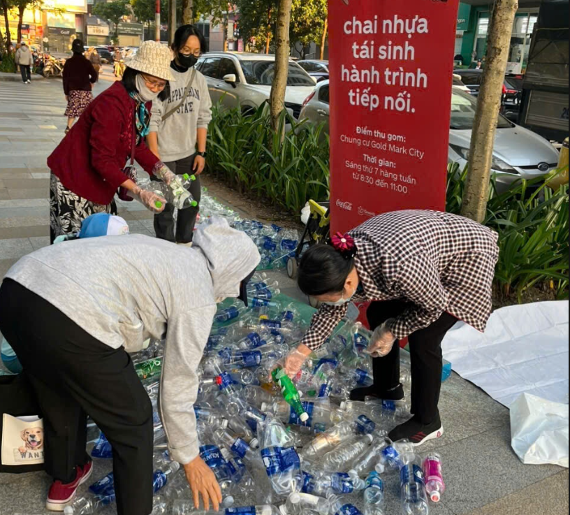 Hội viên phụ nữ tổ 20 phường Phú Diễn thu gom, phân loại chai nhựa để