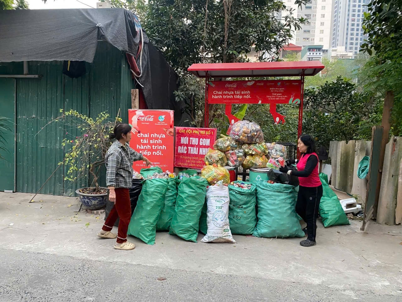 Hội viên phụ nữ Chi hội tổ dân phố số 1 phường Phú Diễn thu gom, đóng bao chai nhựa để gây quỹ hỗ trợ hội viên khó khăn.