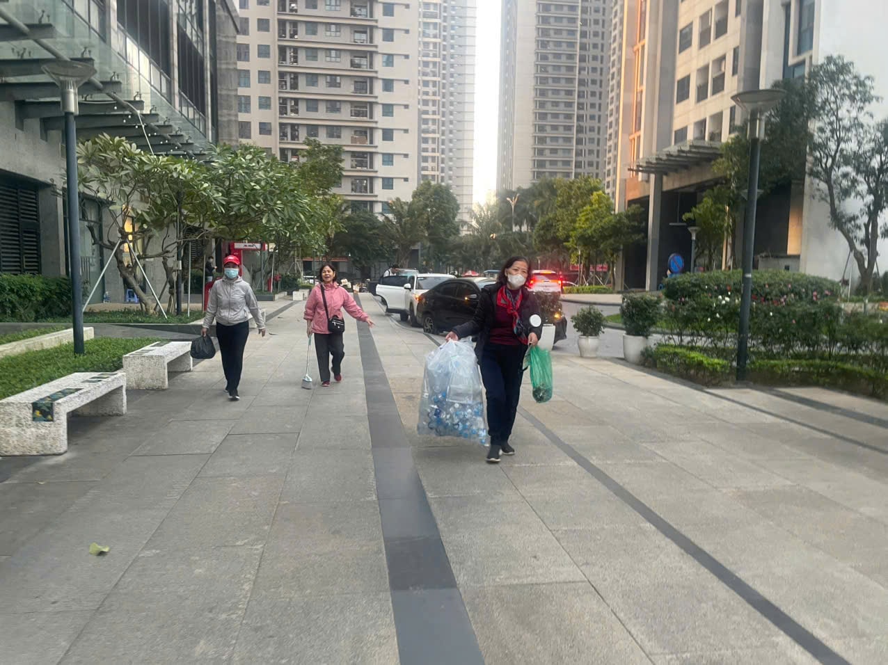 Hội viên phụ nữ phường Phú Diễn hăng hái tham gia bảo vệ môi trường, xây dựng nếp sống xanh tại khu dân cư.