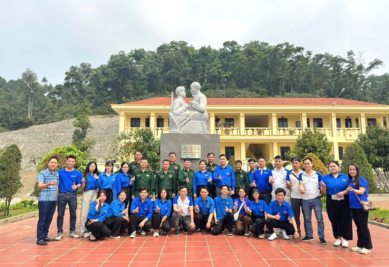 Đoàn công tác thăm hỏi, giao lưu với vcán bộ, chiến sĩ Đồn Biên phòng Bát Xát