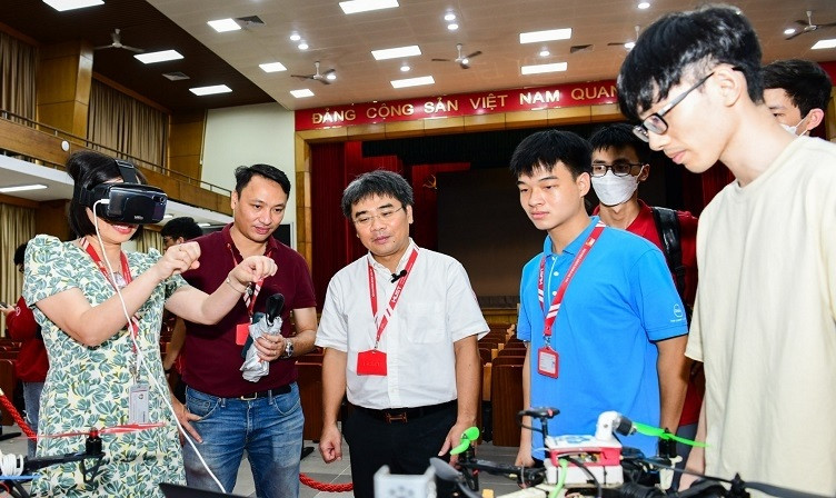 Nghiên cứu khoa học tại Đại học Bách Khoa. Ảnh: TS