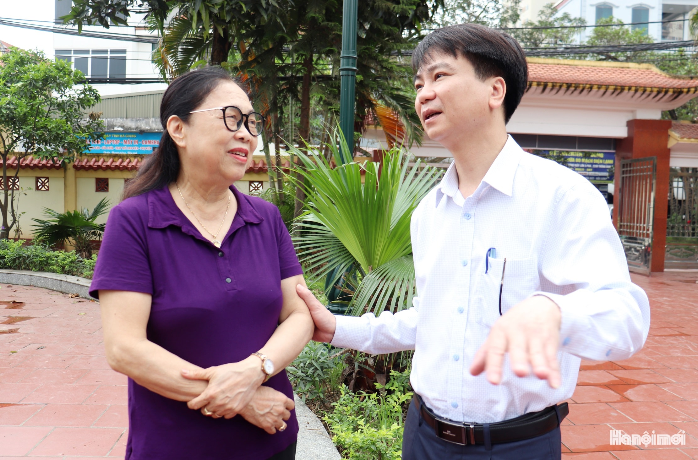 Bí thư Đảng ủy, Chủ tịch HĐND phường Kiến Hưng Nguyễn Tiến Quyết trao đổi với cử tri Tổ dân phố 4P sáng 25-3. Ảnh: Tuấn Điệp