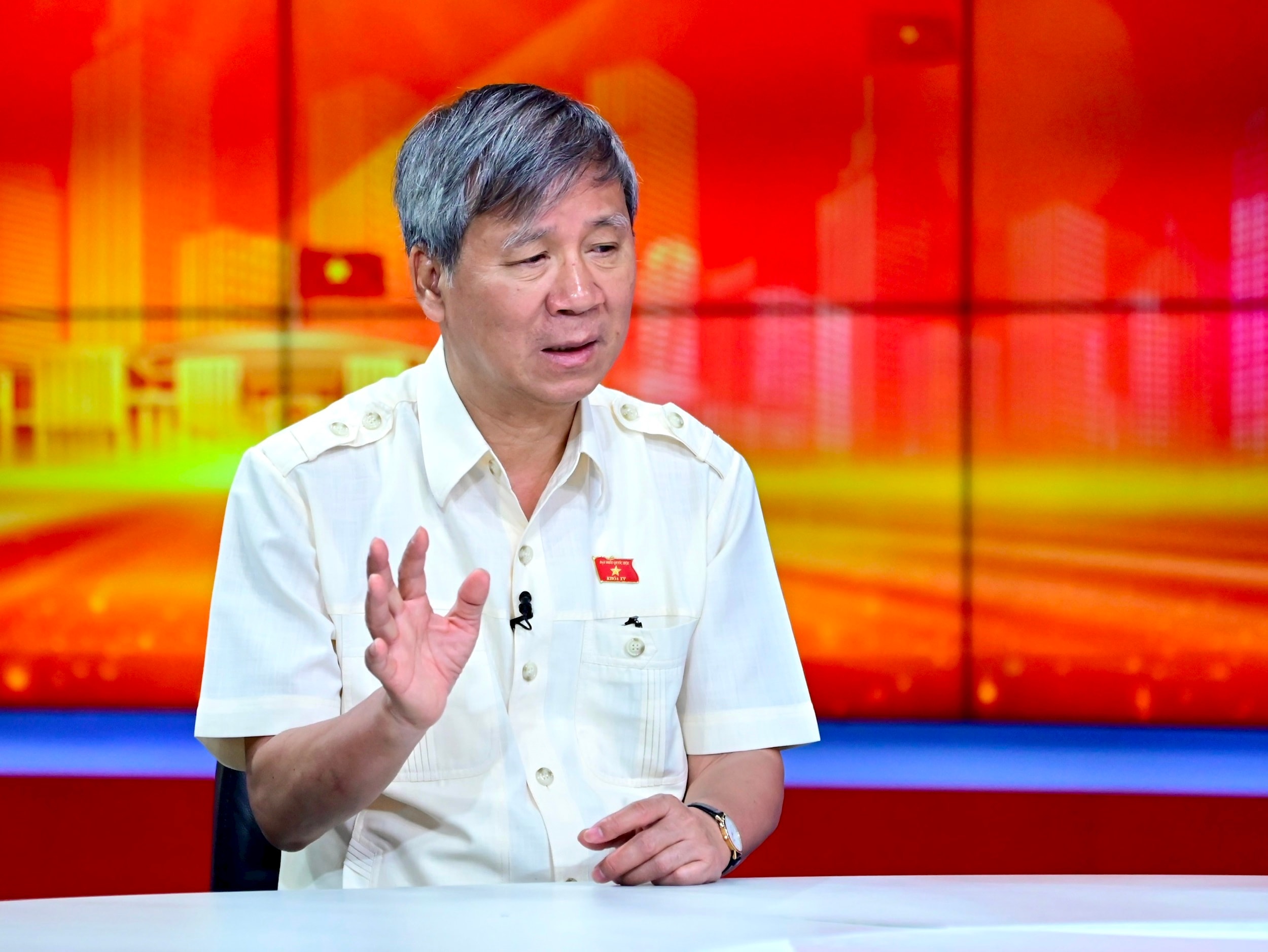 GS.TS. Anh hùng Lao động Nguyễn Anh Trí trao đổi tại chương trình thời sự đặc biệt tối 25-3. Ảnh: Viết Thành